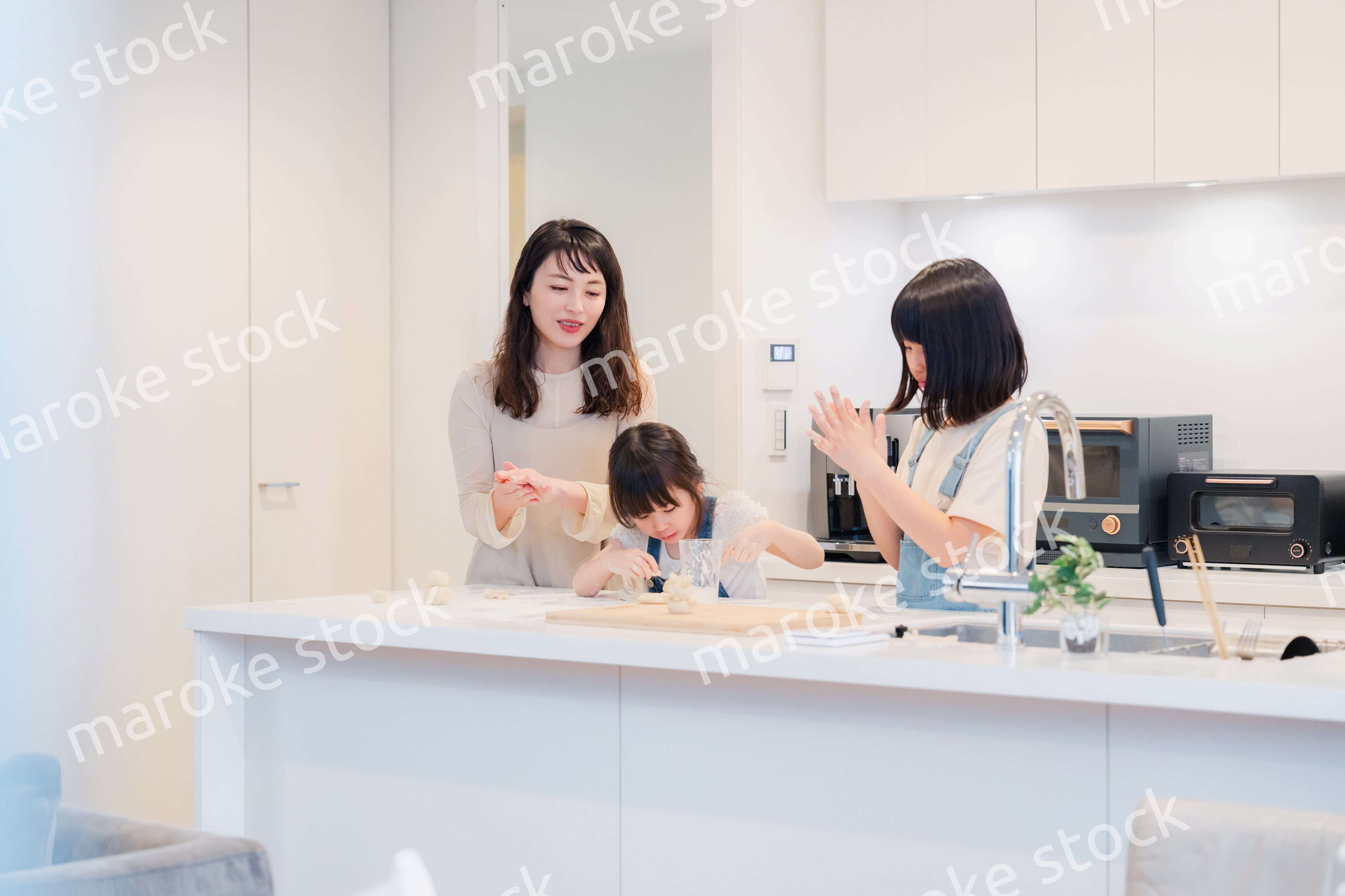 お母さんと一緒に料理をする子どもたち