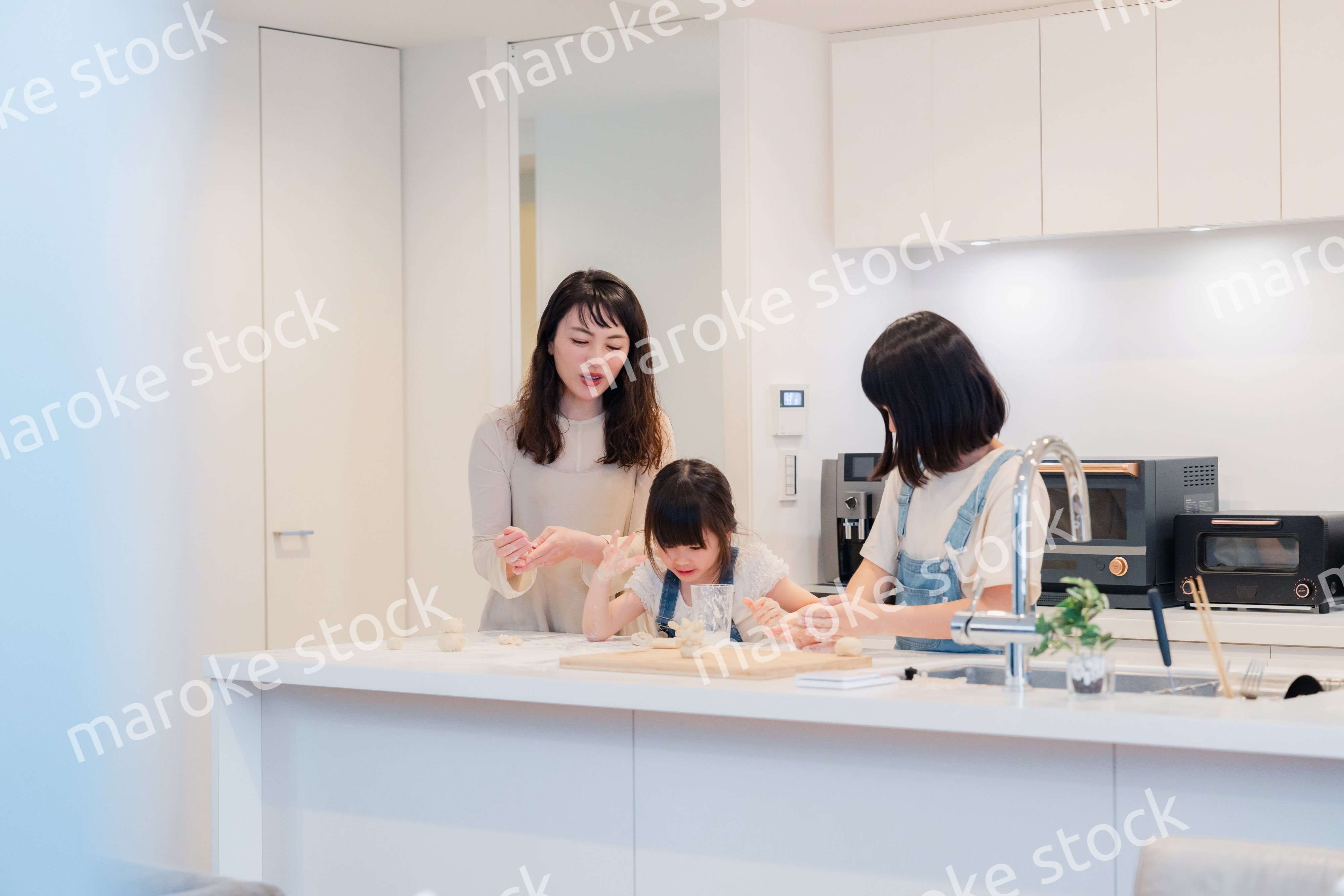 お母さんと一緒に料理をする子どもたち