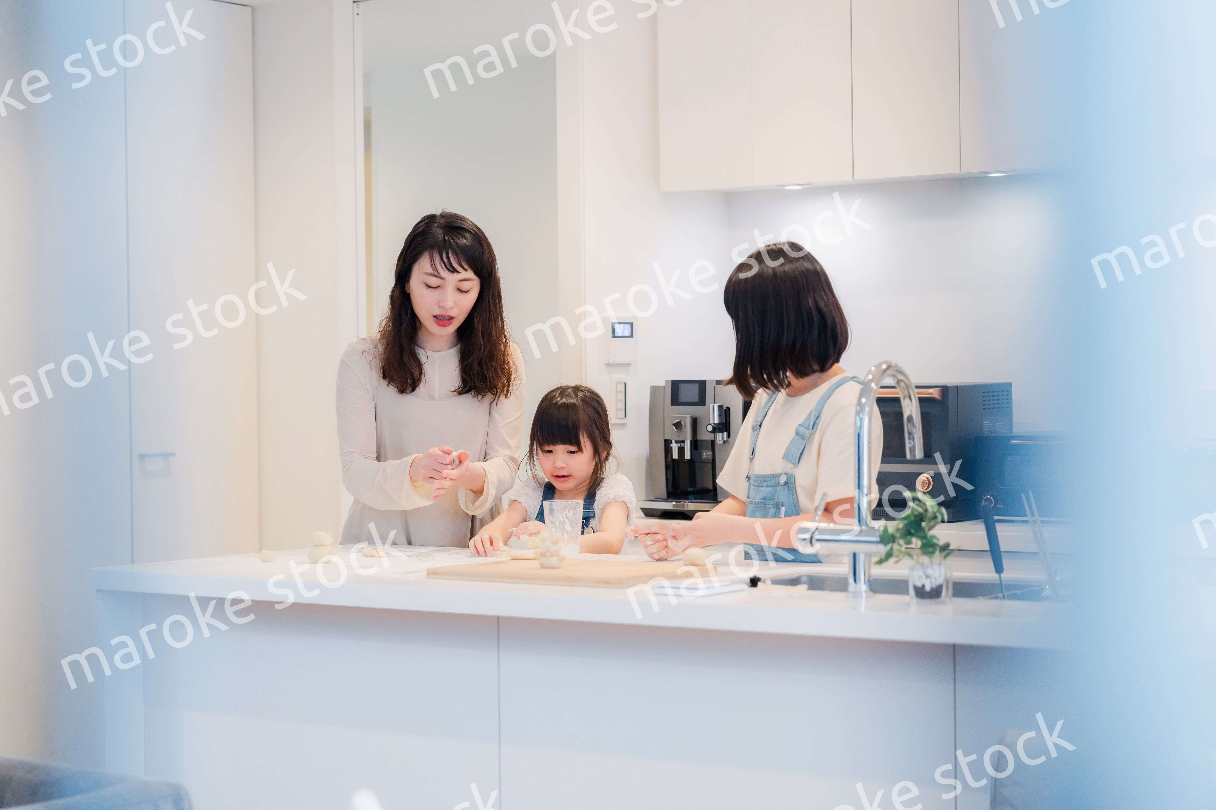 お母さんと一緒に料理をする子どもたち