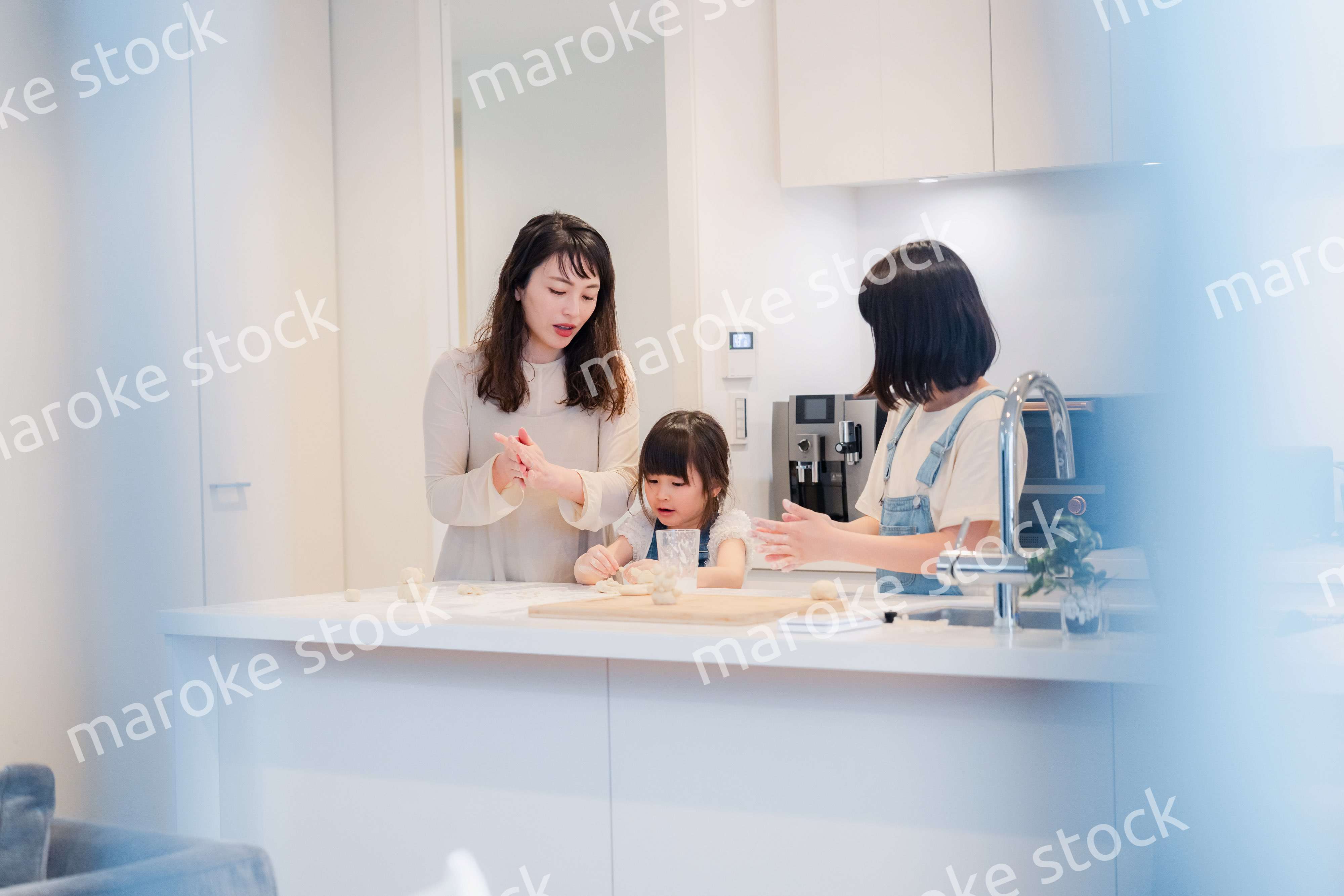 お母さんと一緒に料理をする子どもたち