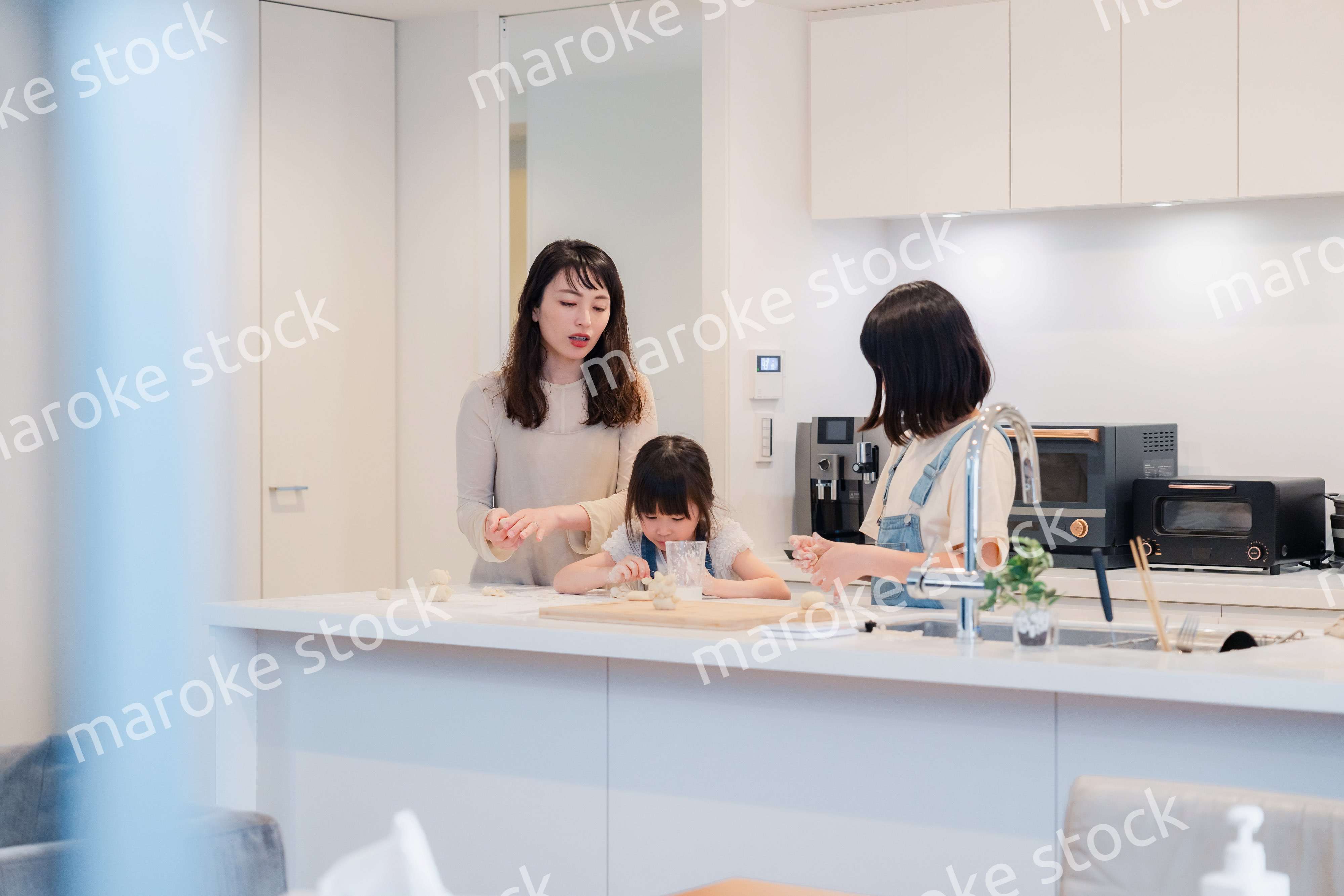 お母さんと一緒に料理をする子どもたち