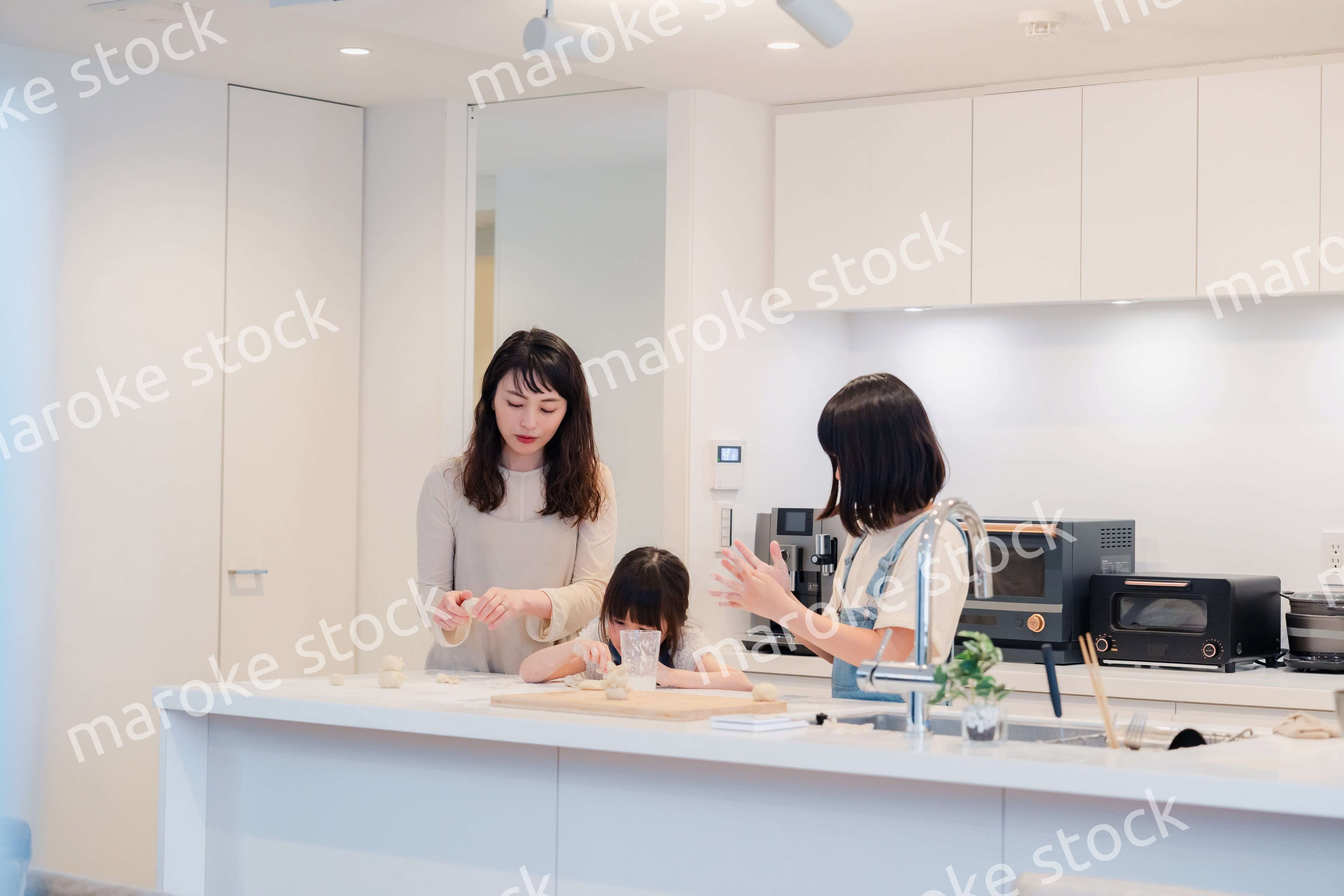 お母さんと一緒に料理をする子どもたち