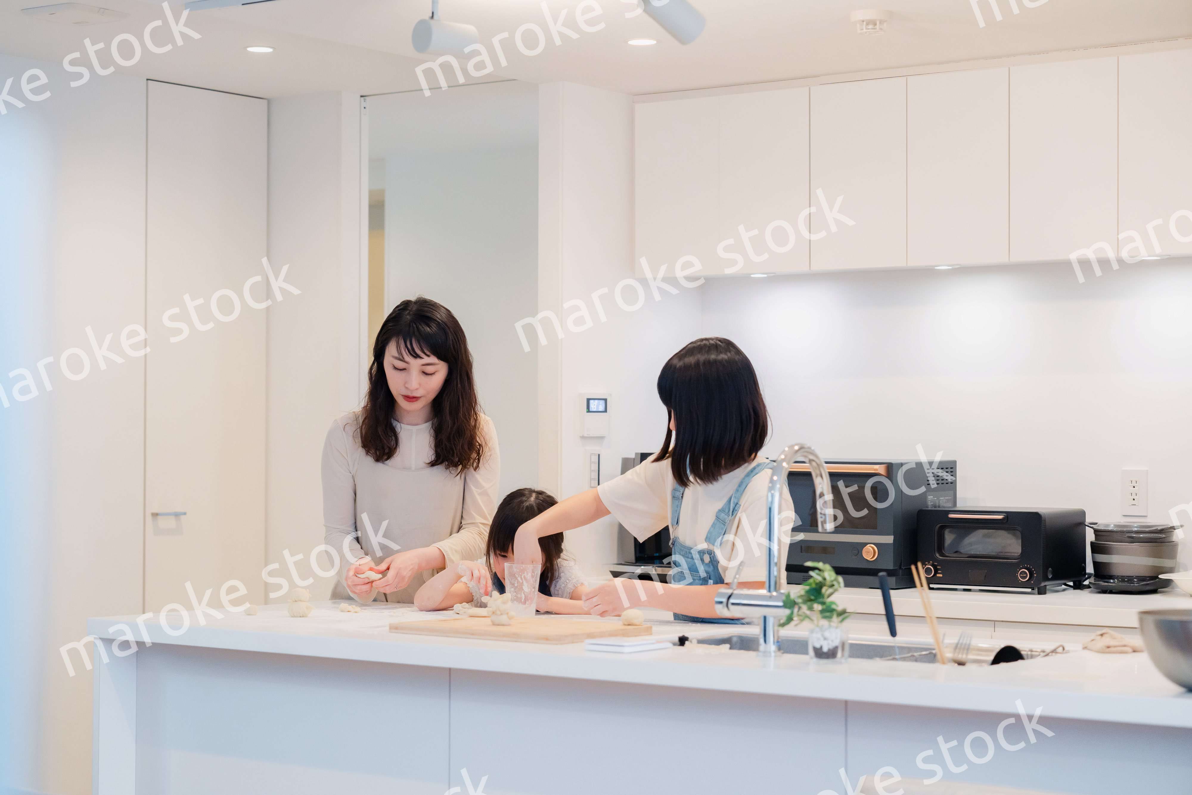 お母さんと一緒に料理をする子どもたち