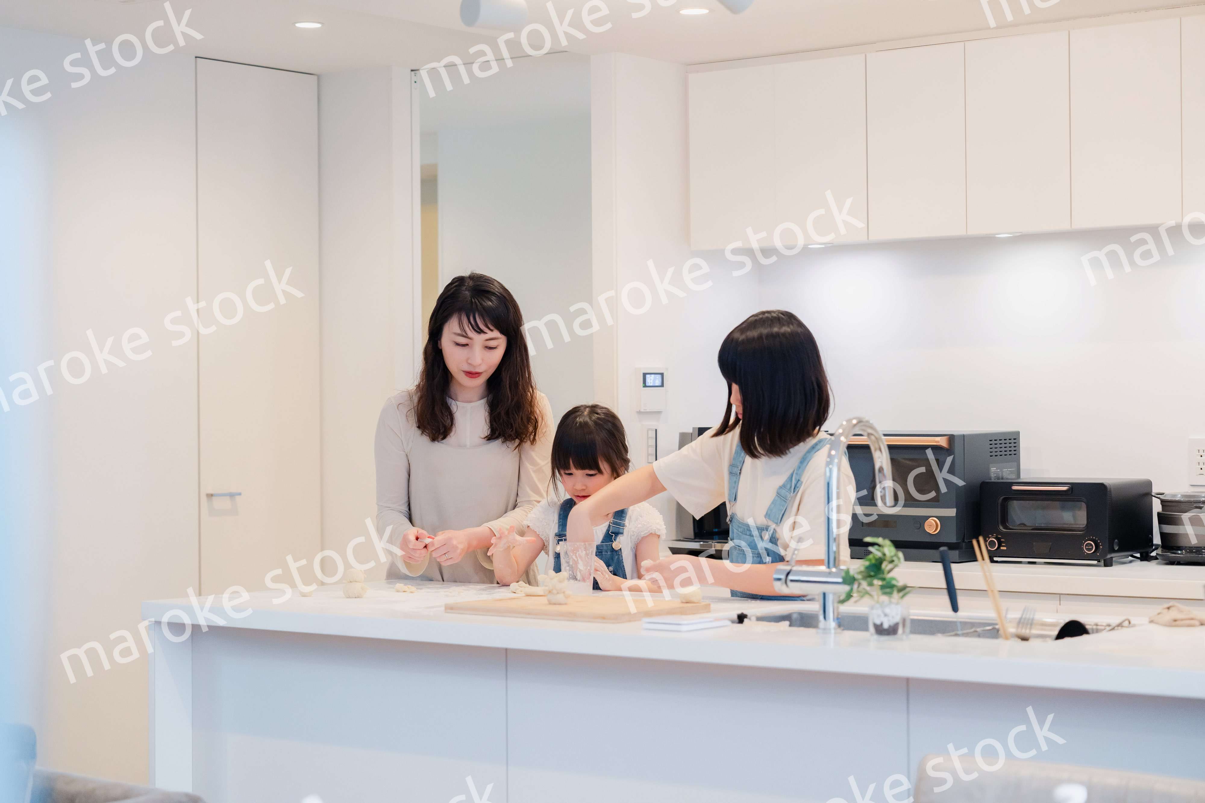 お母さんと一緒に料理をする子どもたち