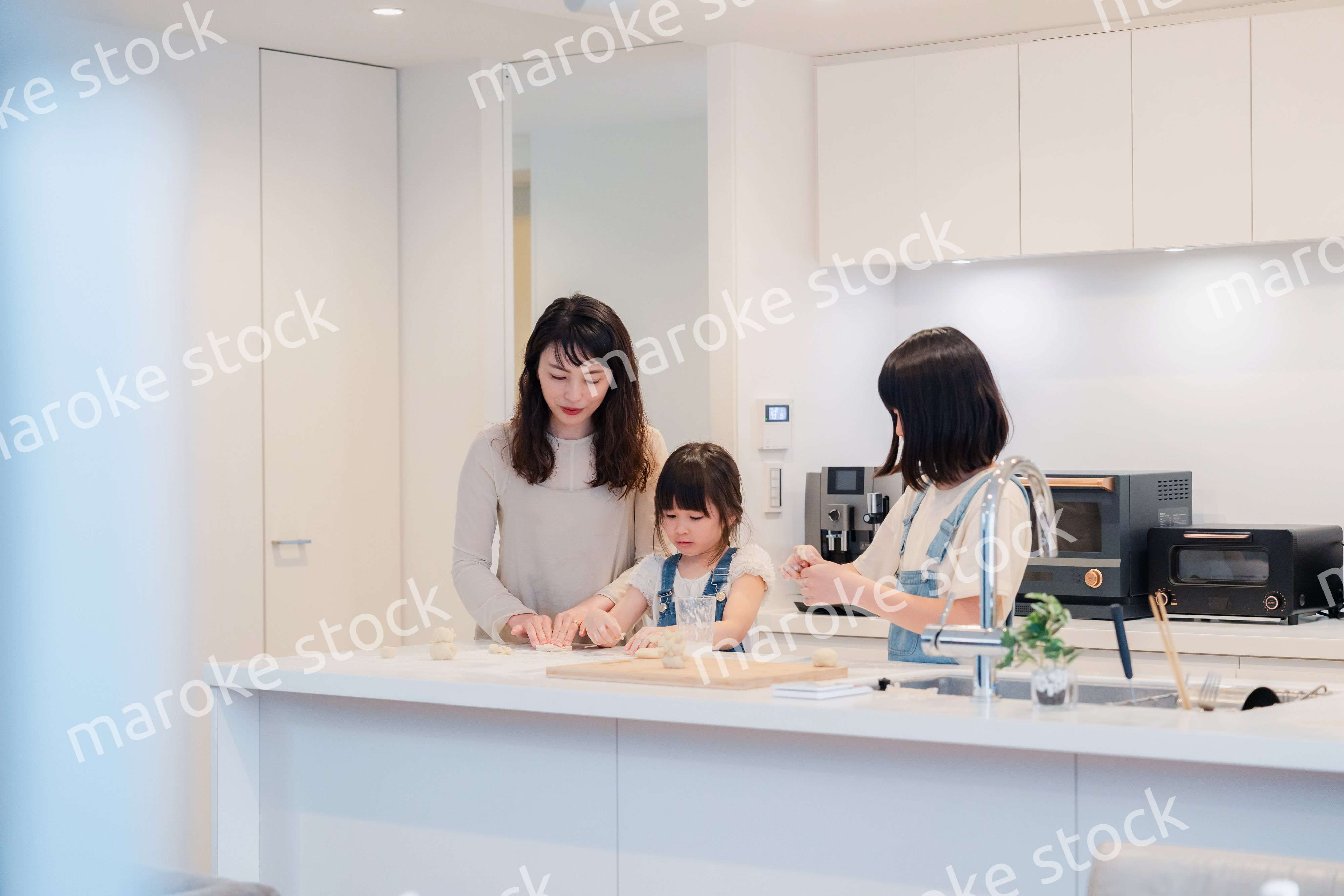お母さんと一緒に料理をする子どもたち