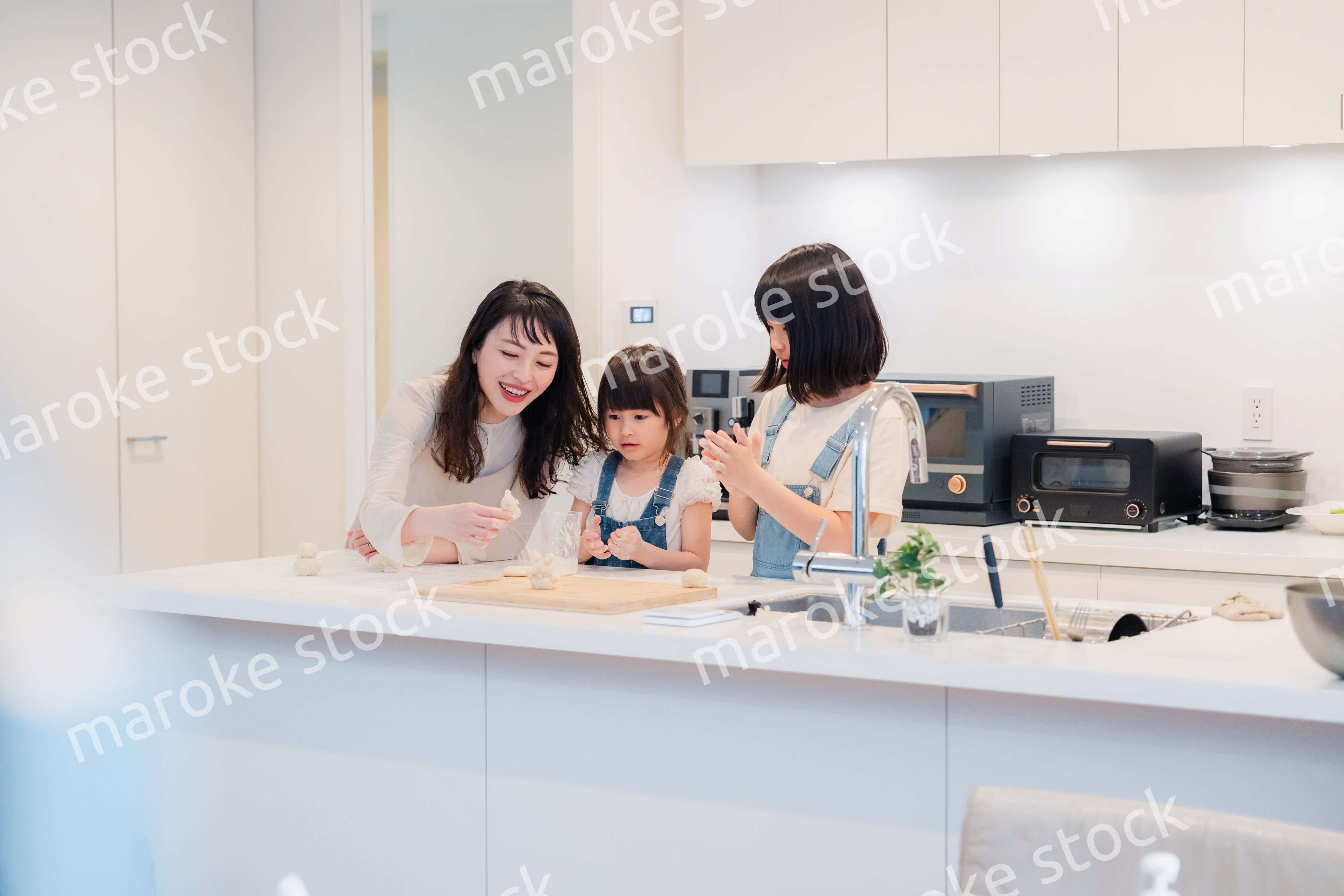 お母さんと一緒に料理をする子どもたち