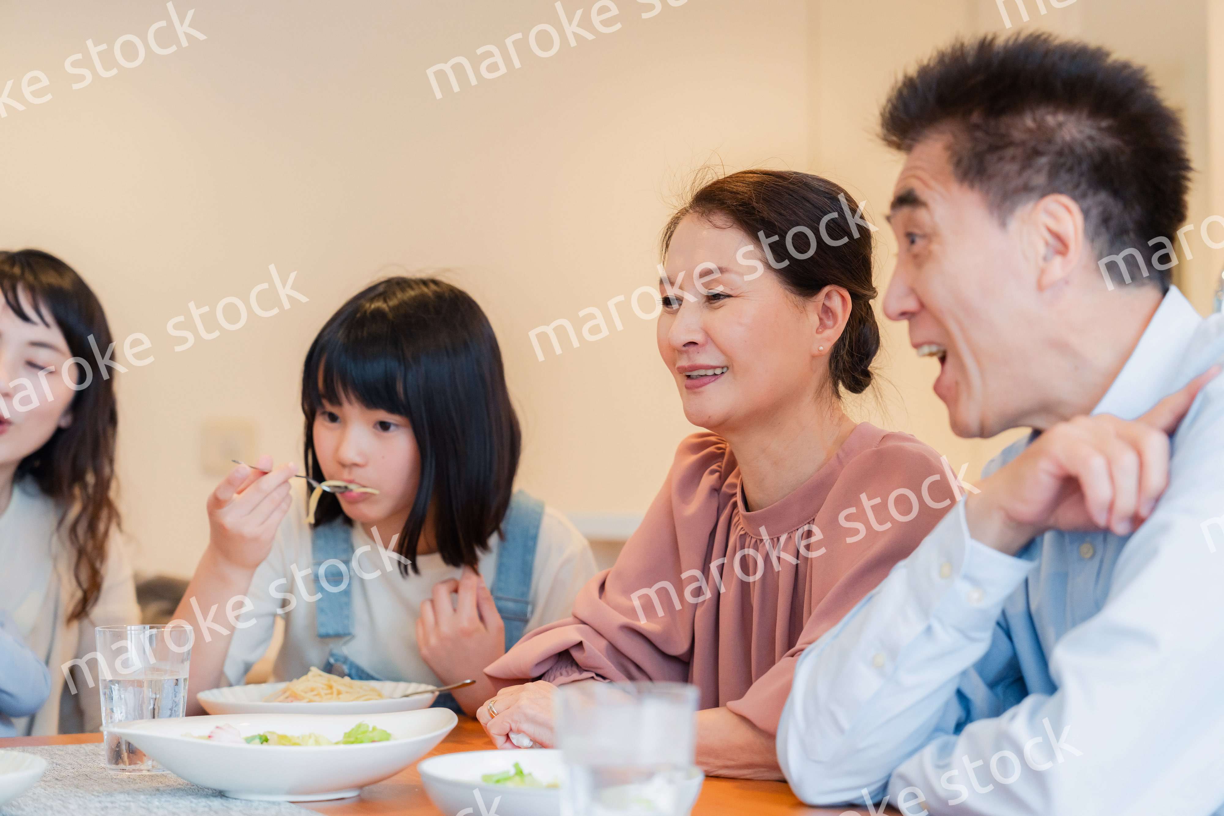 みんなでごはんを食べる大家族