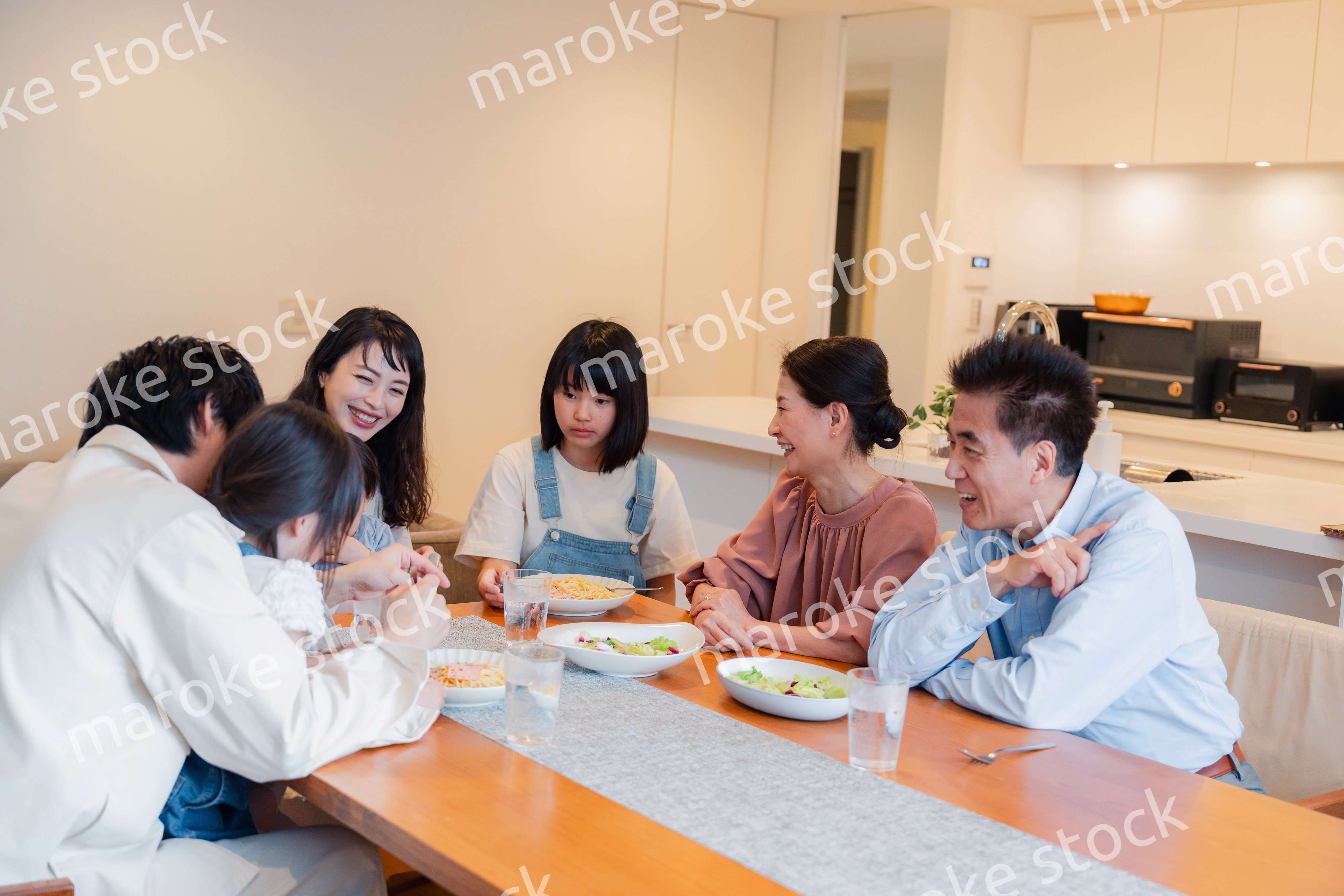 みんなでごはんを食べる大家族