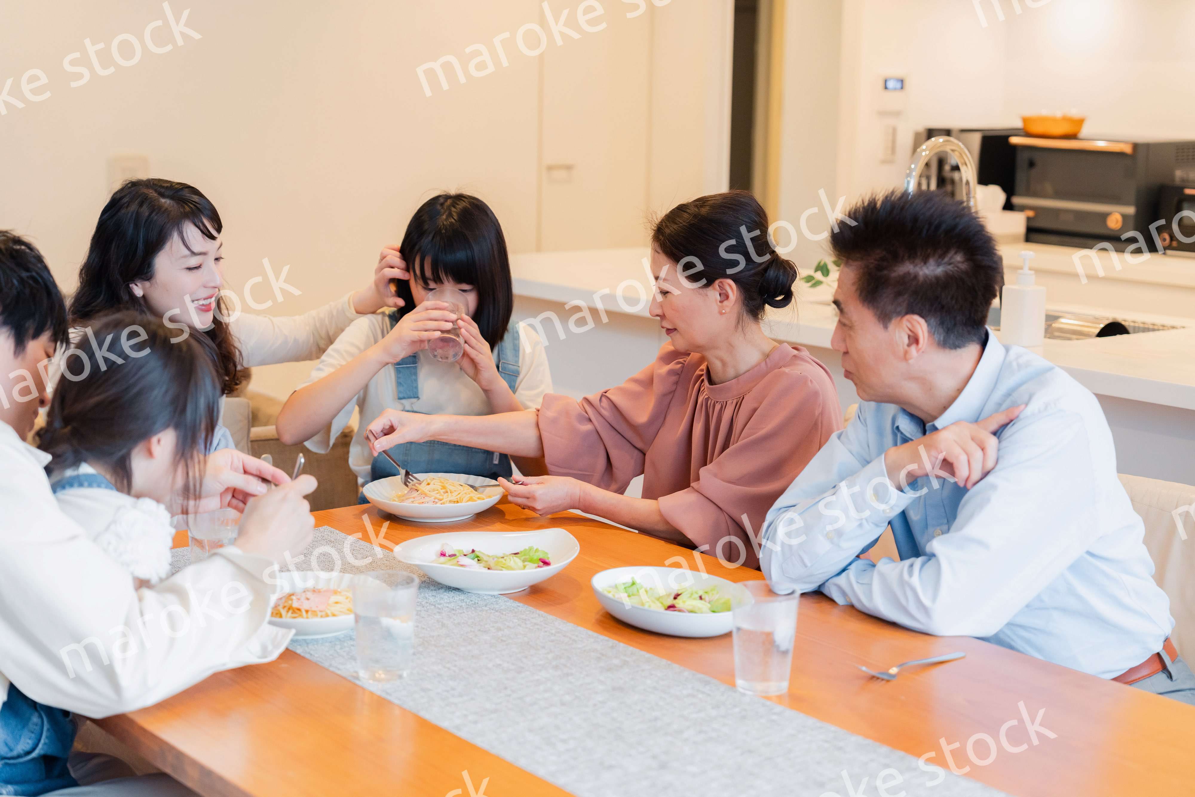 みんなでごはんを食べる大家族