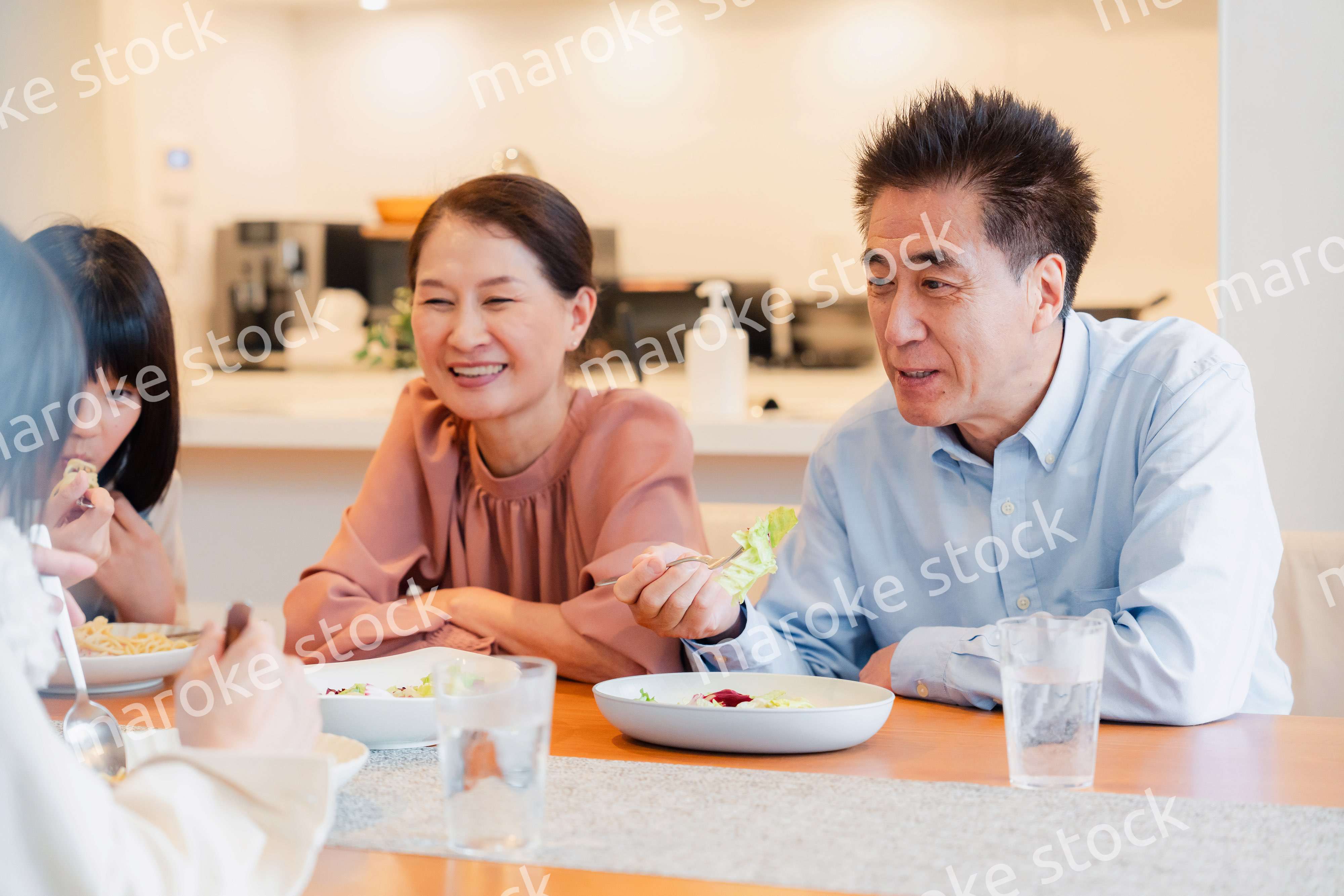 みんなでごはんを食べる大家族