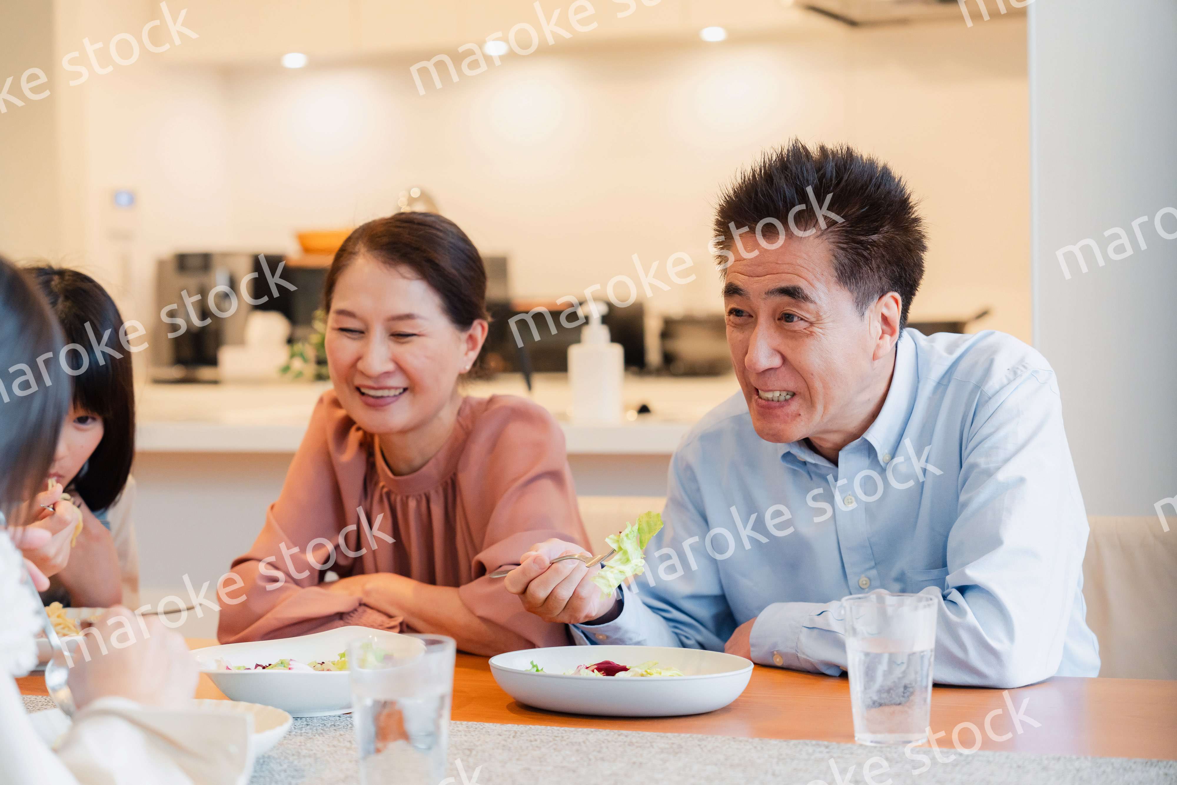 みんなでごはんを食べる大家族