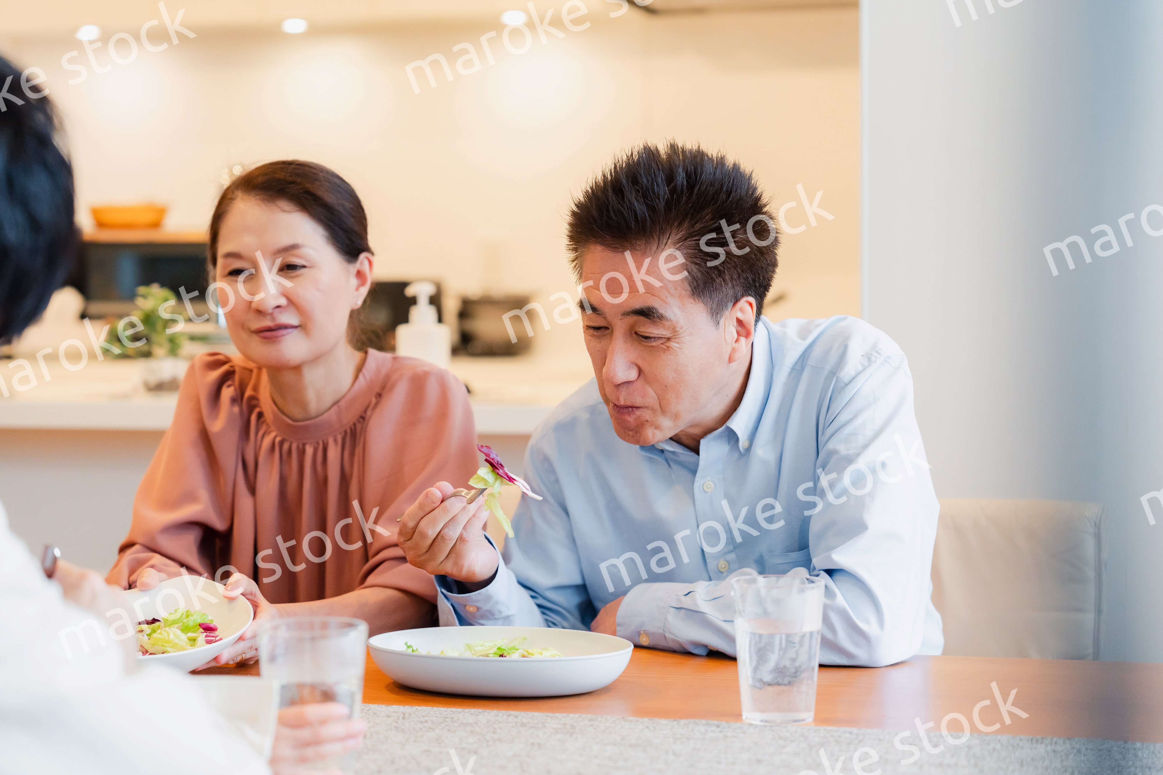 みんなでごはんを食べる大家族