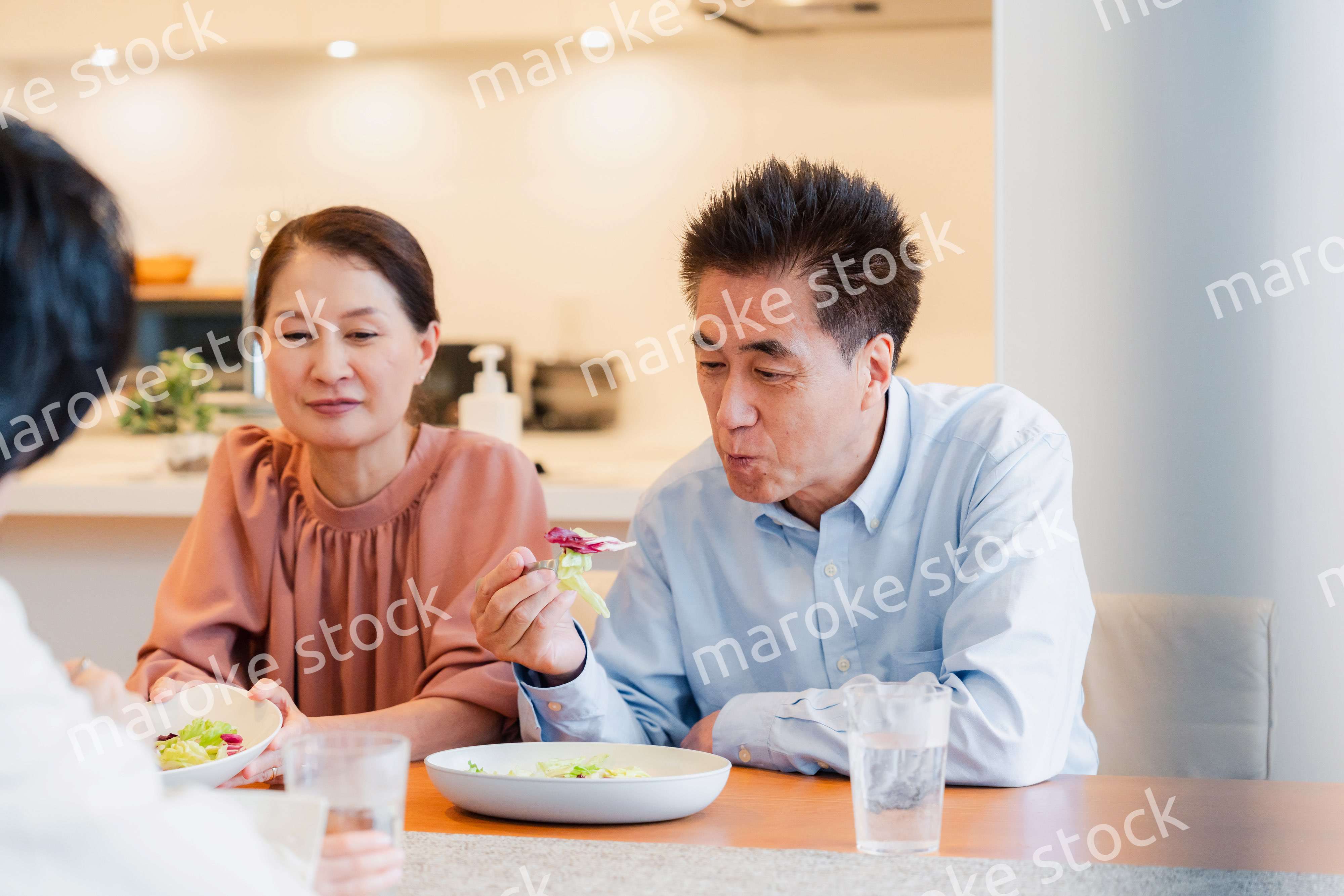 みんなでごはんを食べる大家族