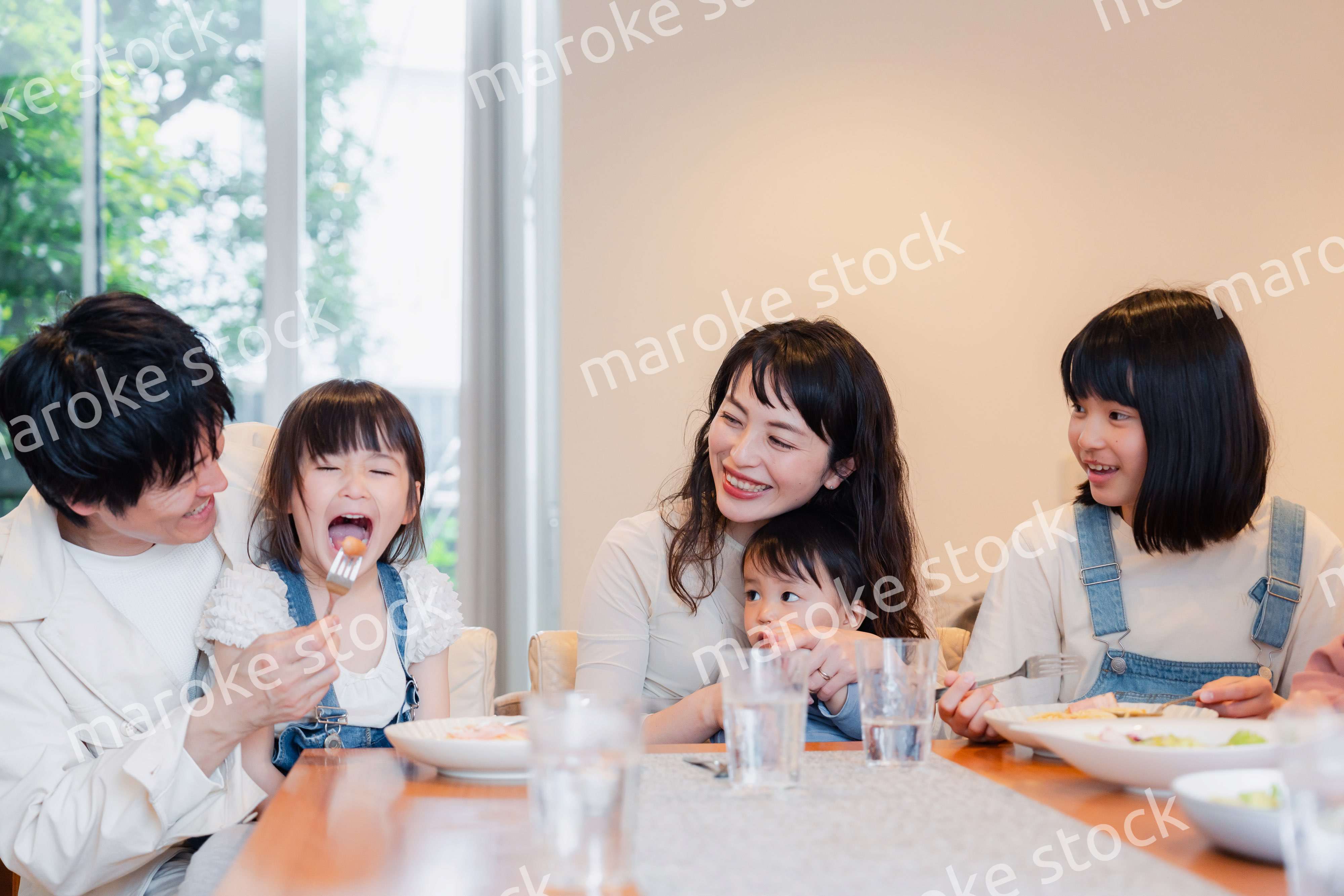 みんなでごはんを食べる大家族