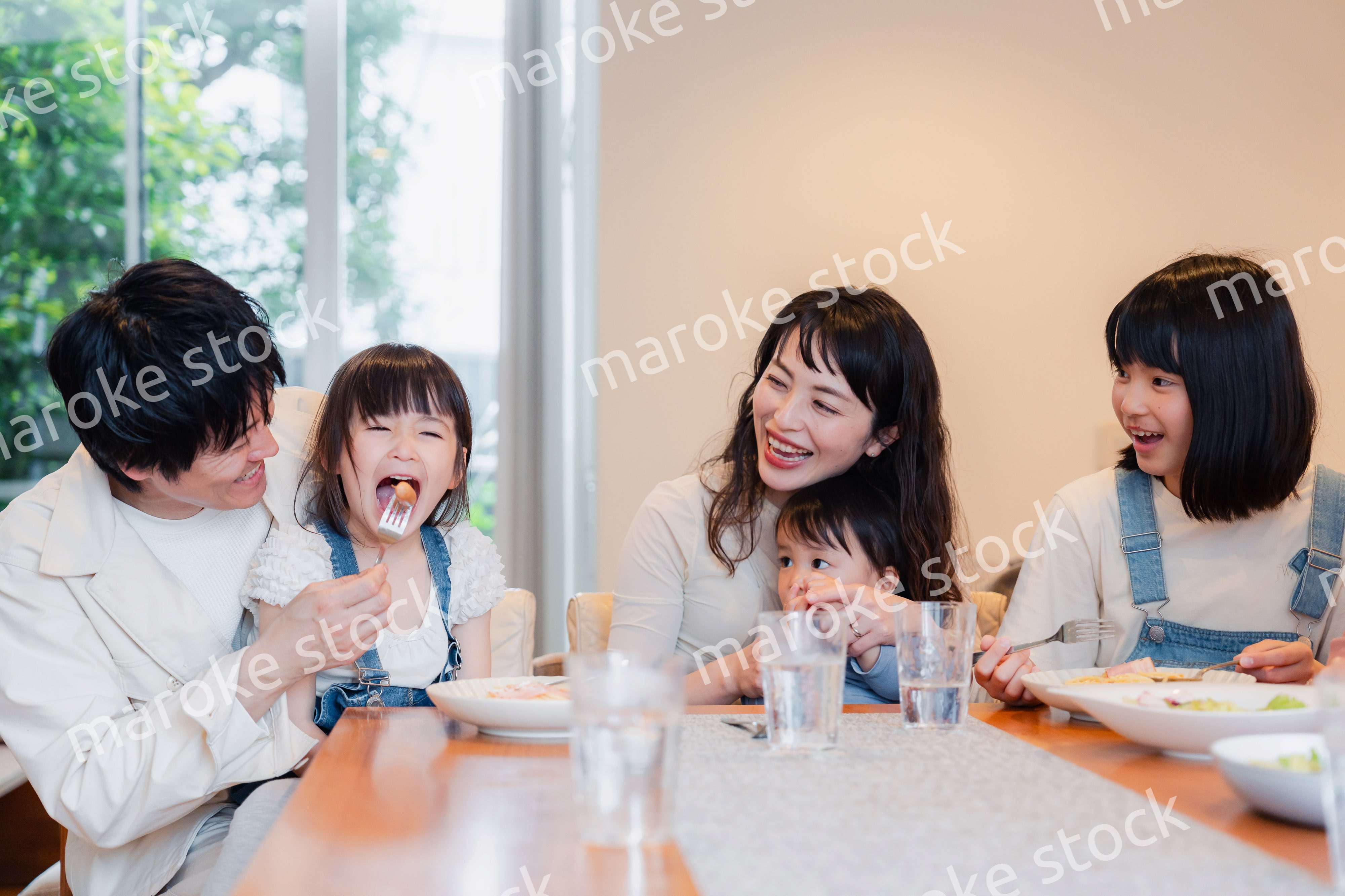 みんなでごはんを食べる大家族