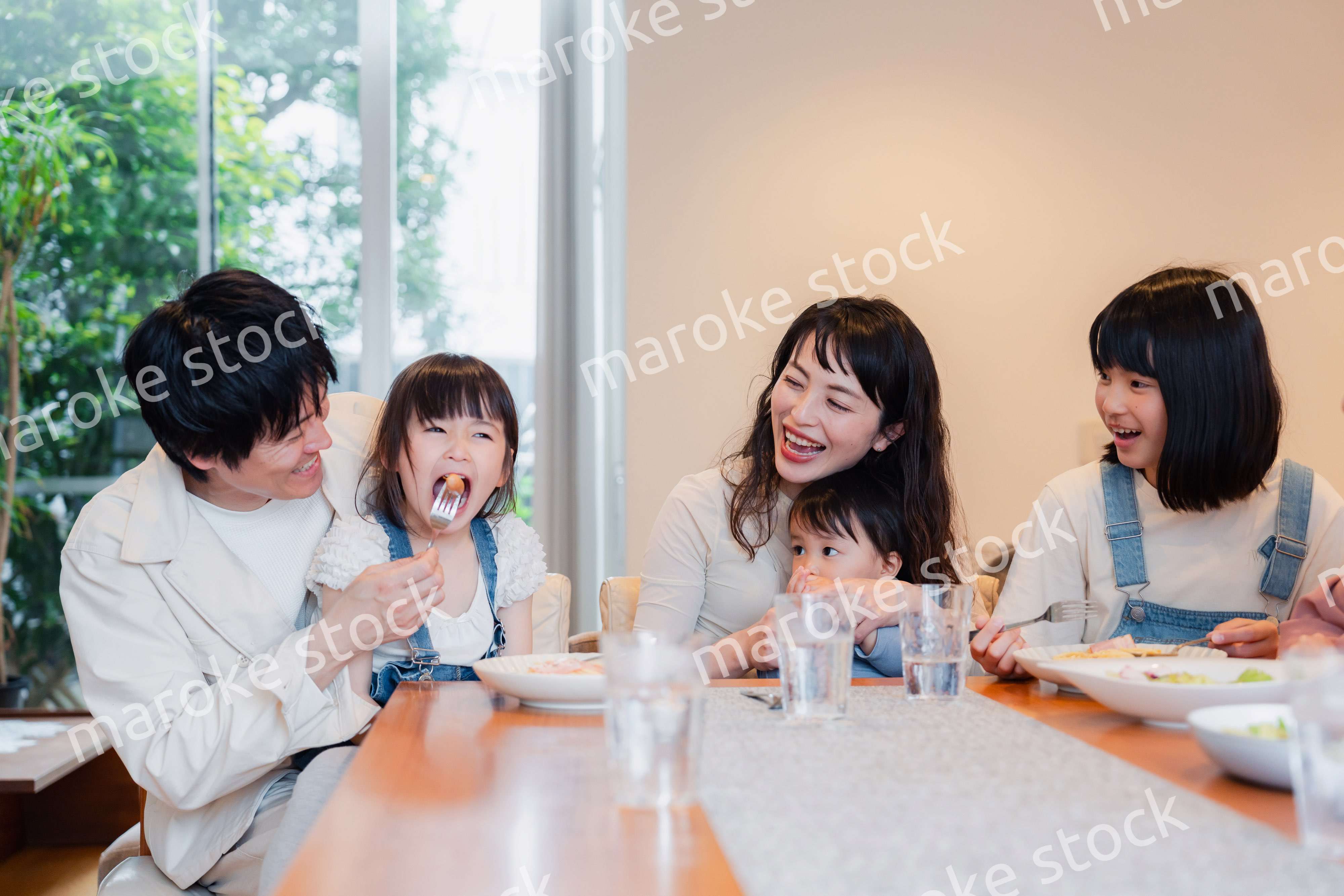 みんなでごはんを食べる大家族