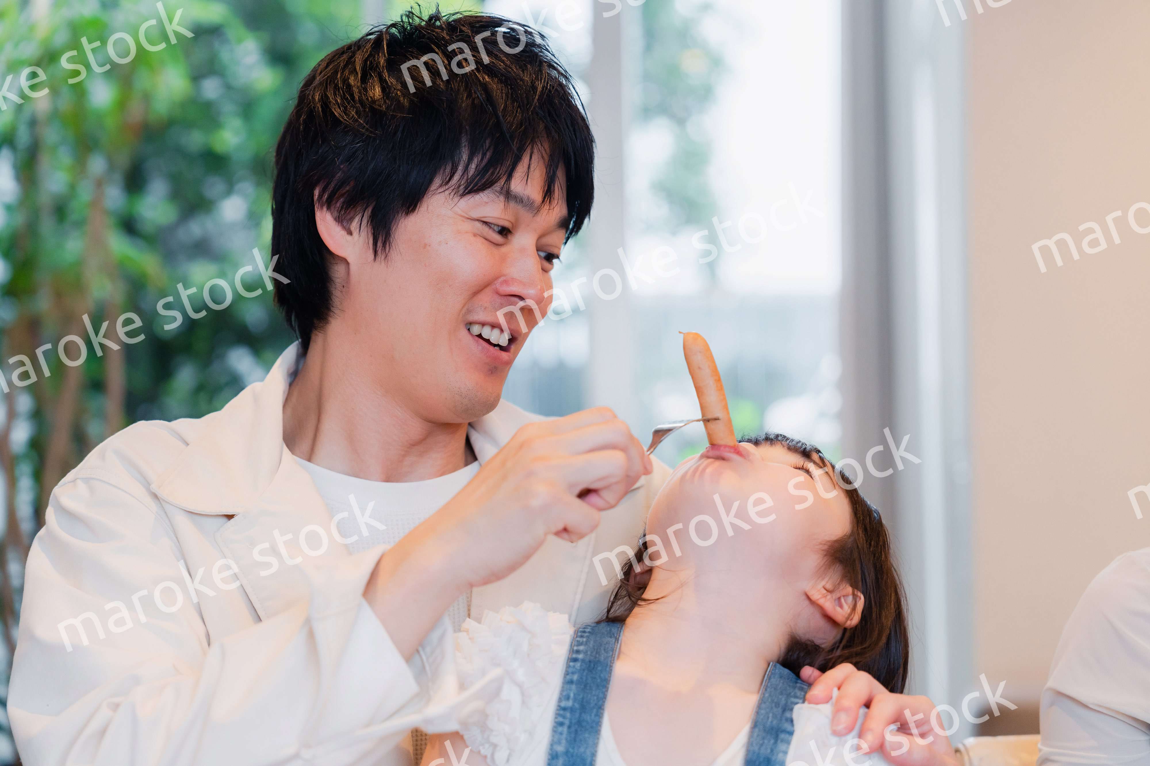 お父さんと楽しくご飯を食べる女の子