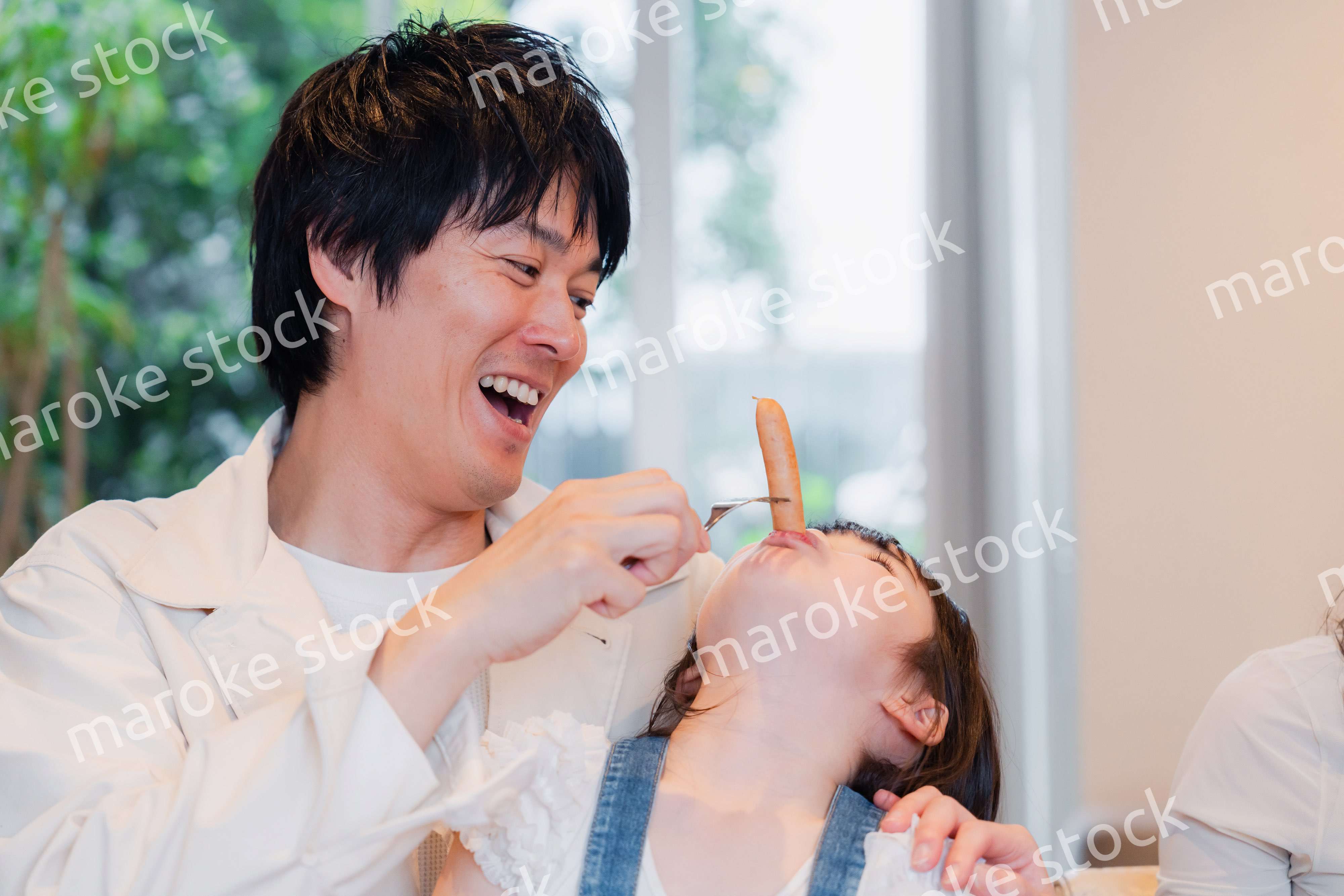 お父さんと楽しくご飯を食べる女の子