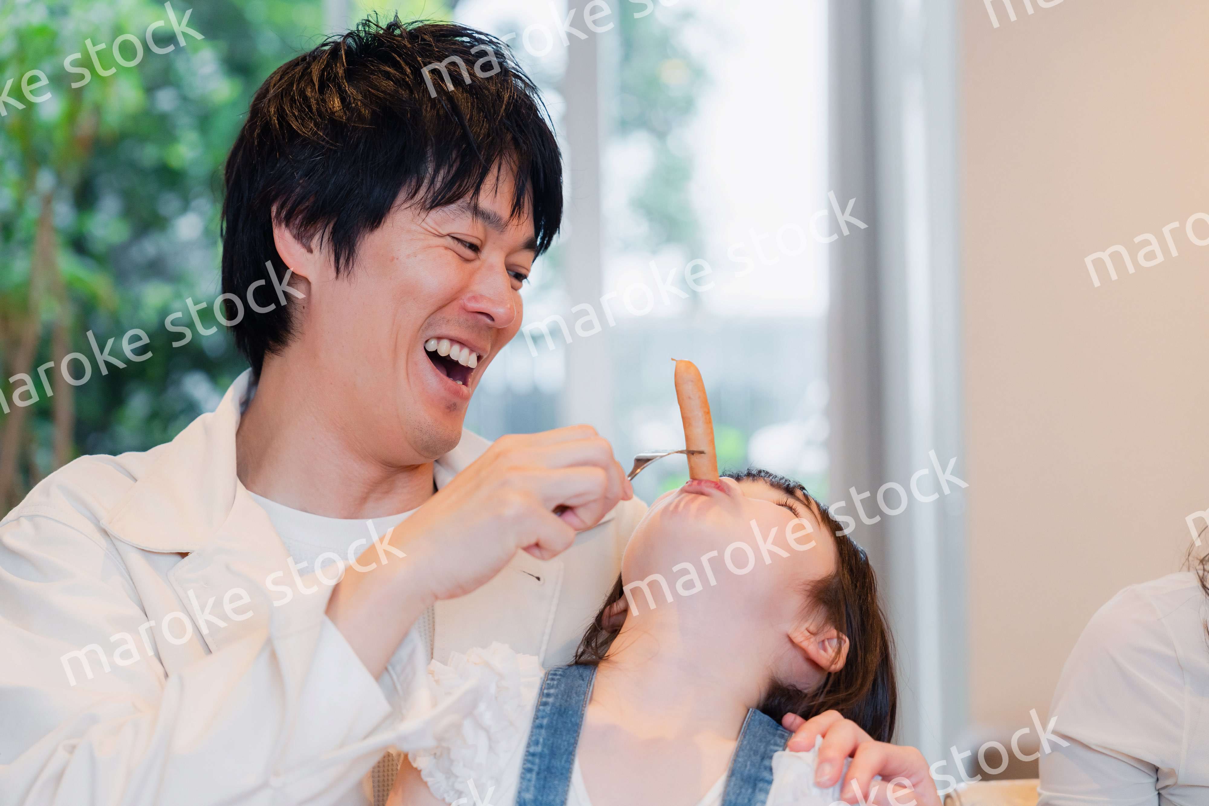 お父さんと楽しくご飯を食べる女の子