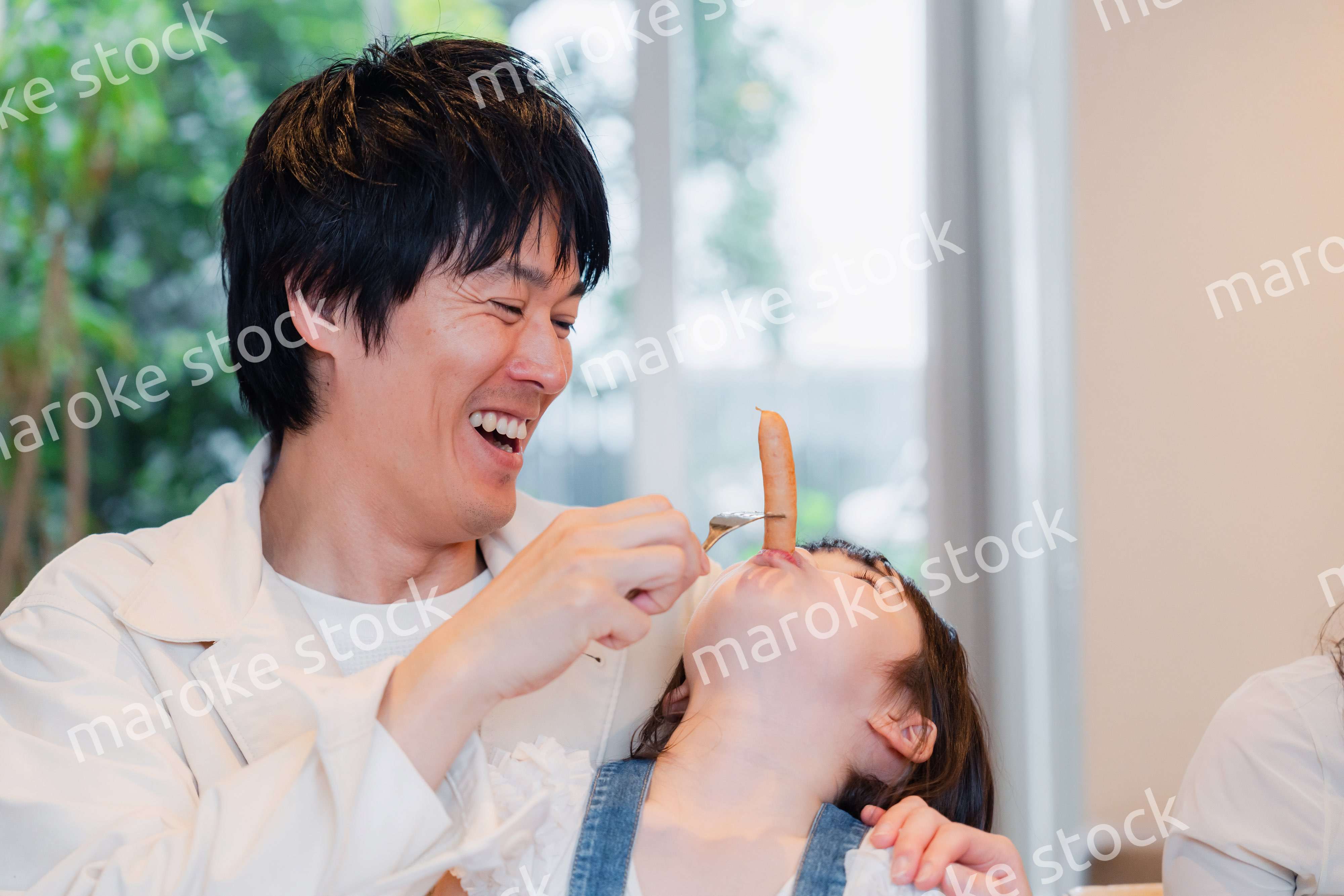 お父さんと楽しくご飯を食べる女の子