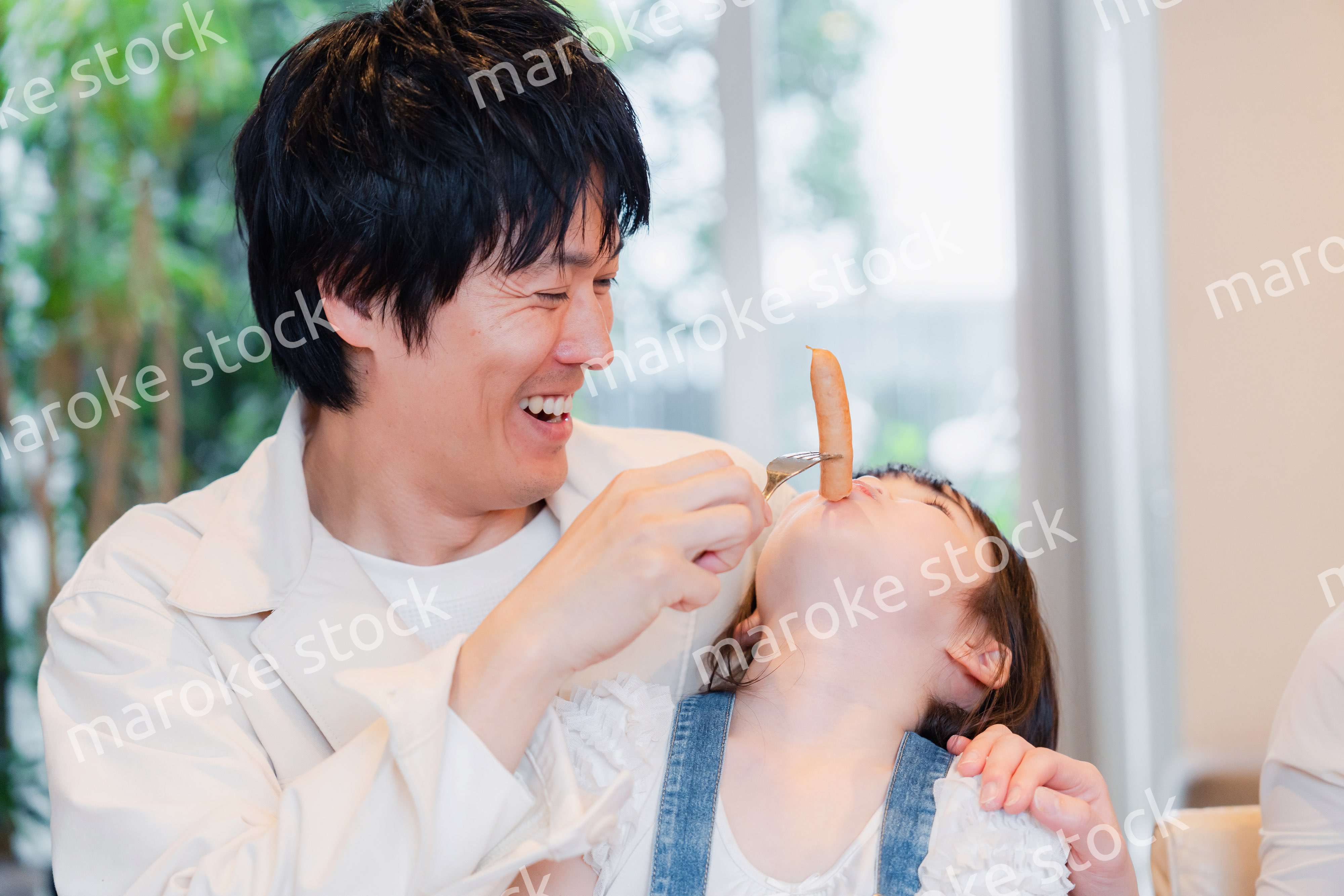 お父さんと楽しくご飯を食べる女の子