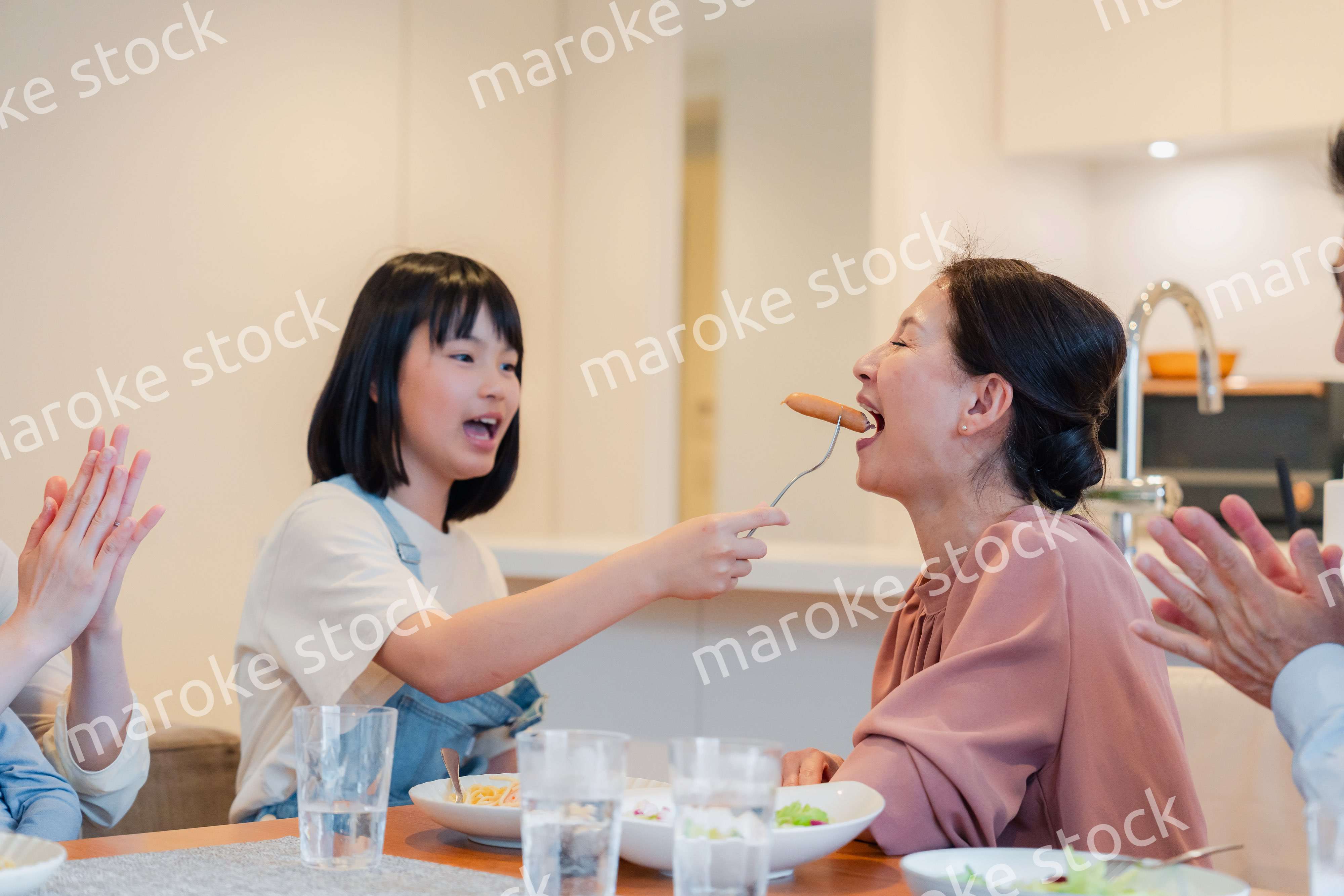 みんなでごはんを食べる大家族