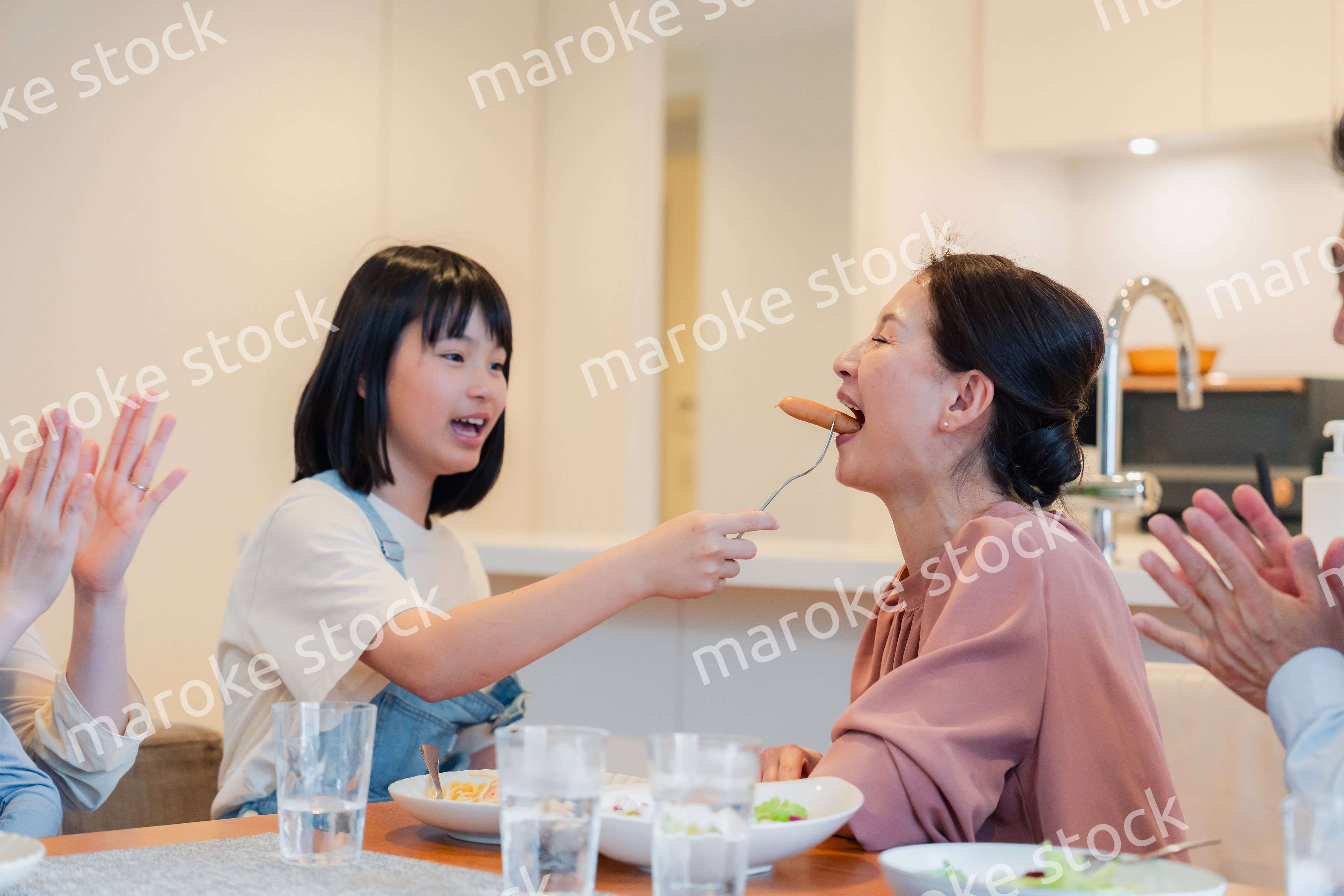 みんなでごはんを食べる大家族