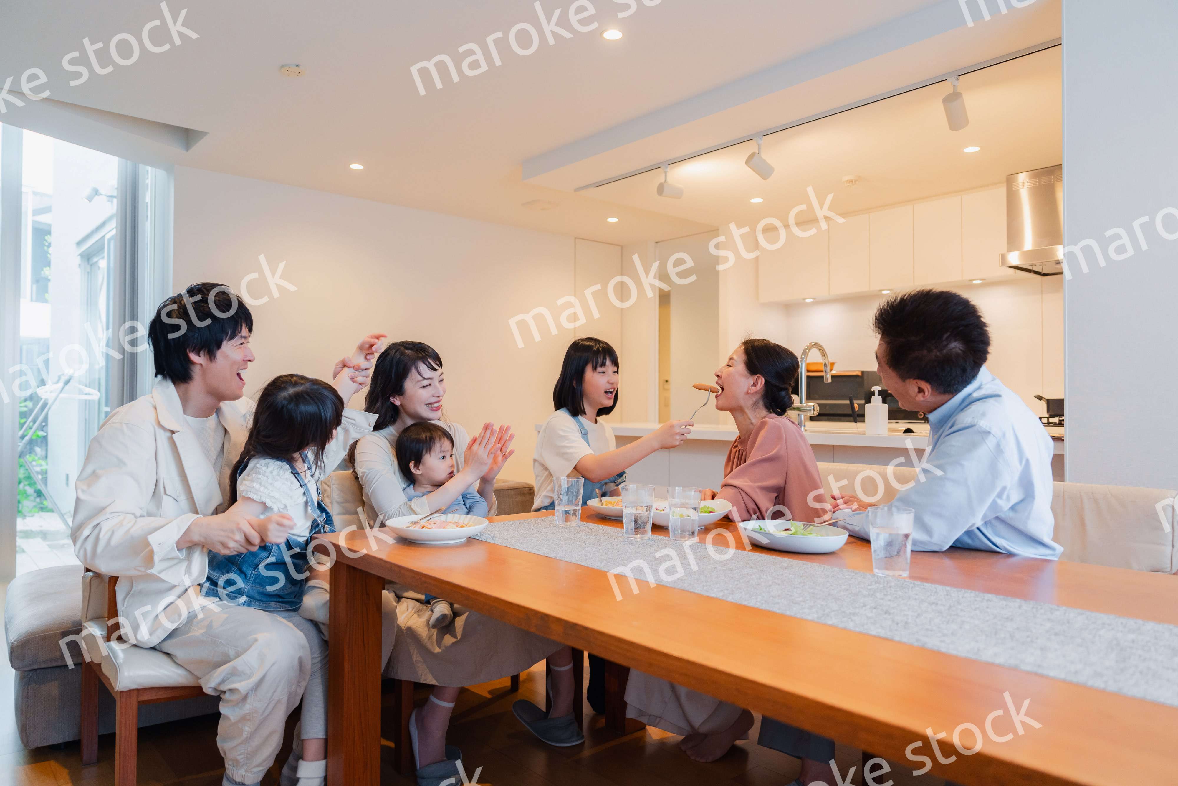 みんなでごはんを食べる大家族