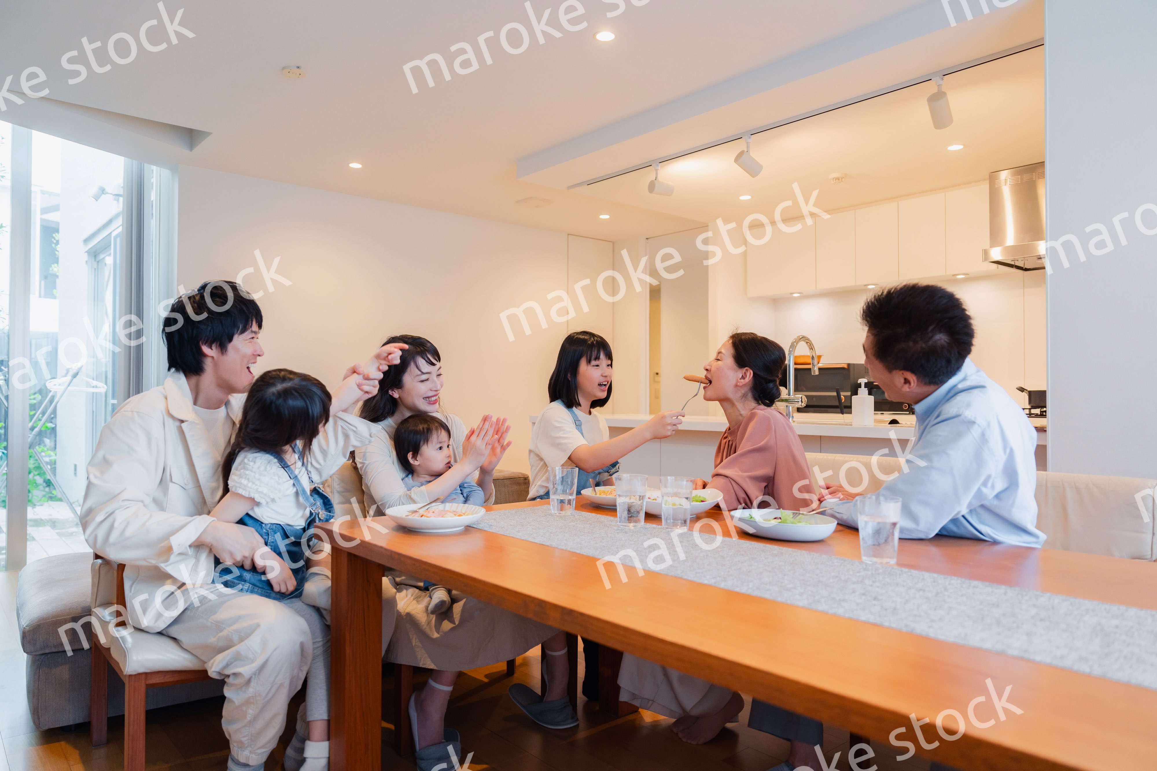 みんなでごはんを食べる大家族