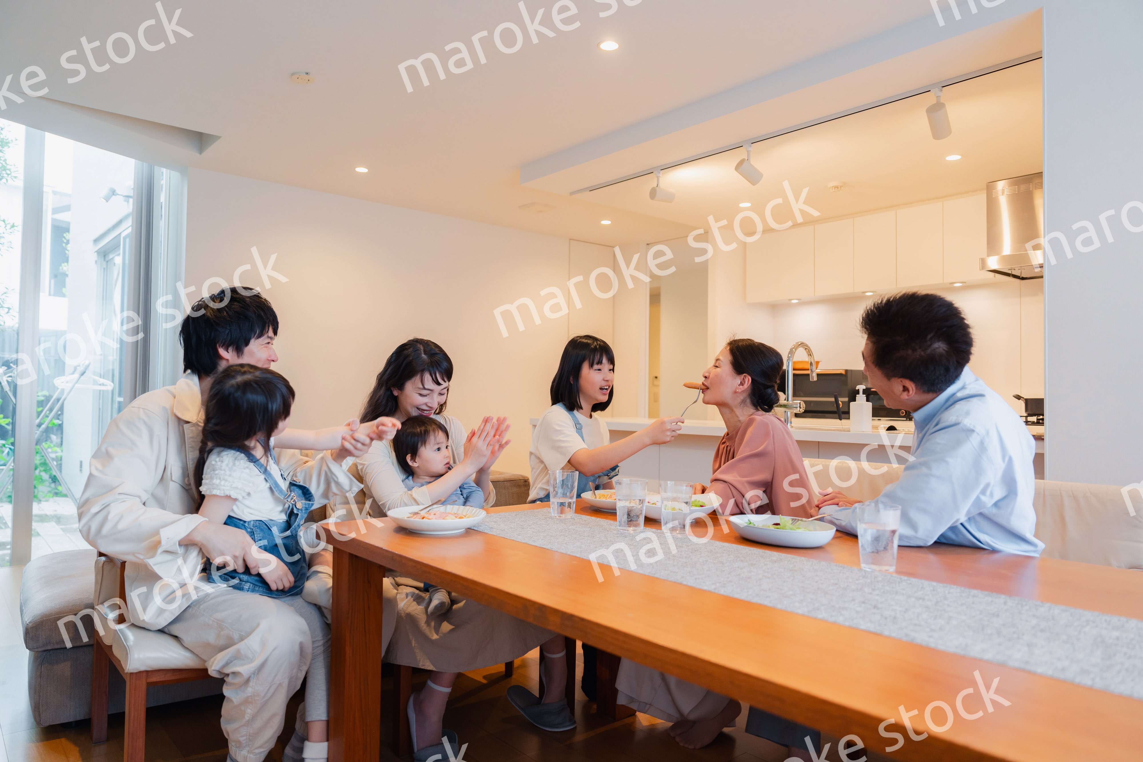 みんなでごはんを食べる大家族