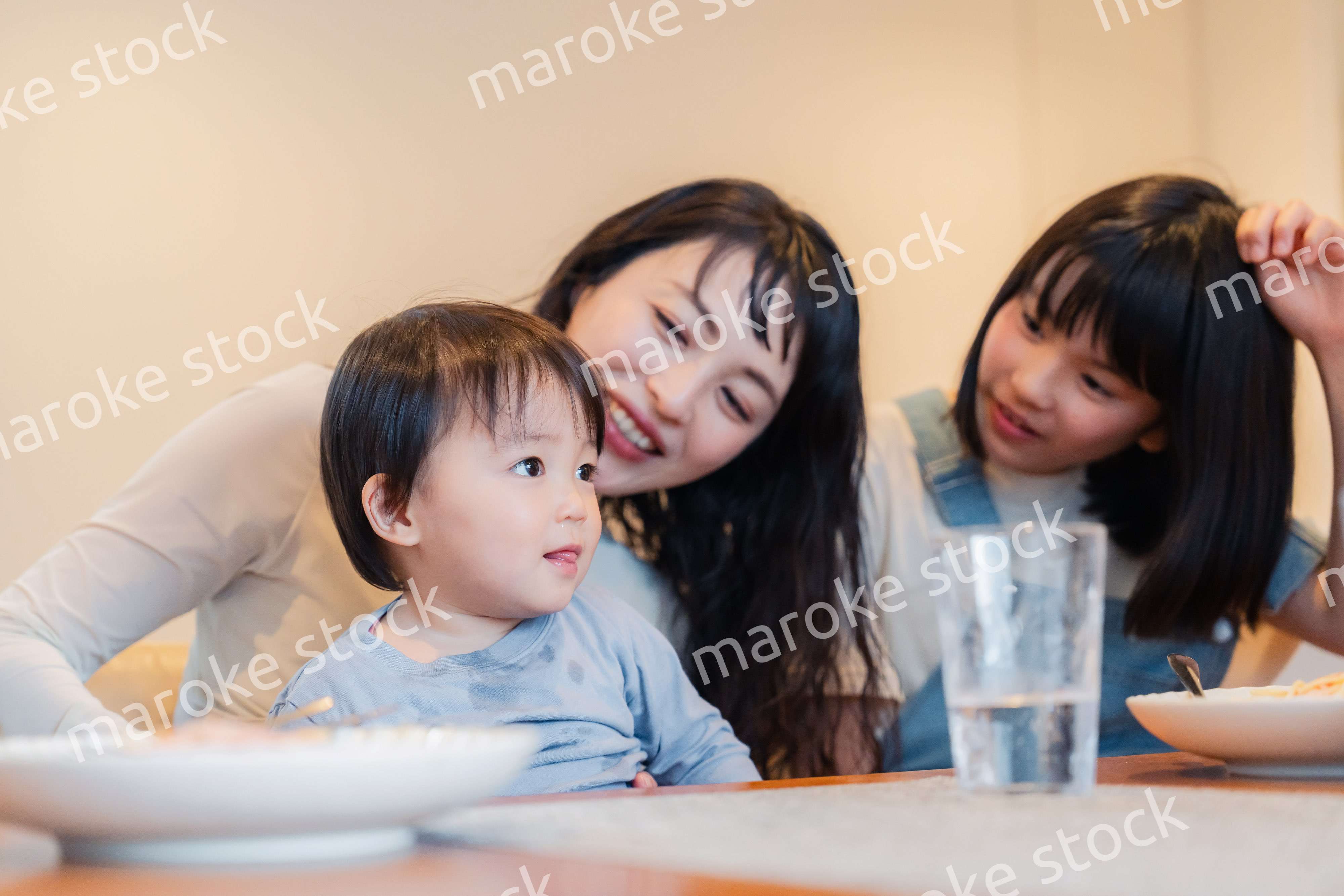 みんなでごはんを食べる大家族