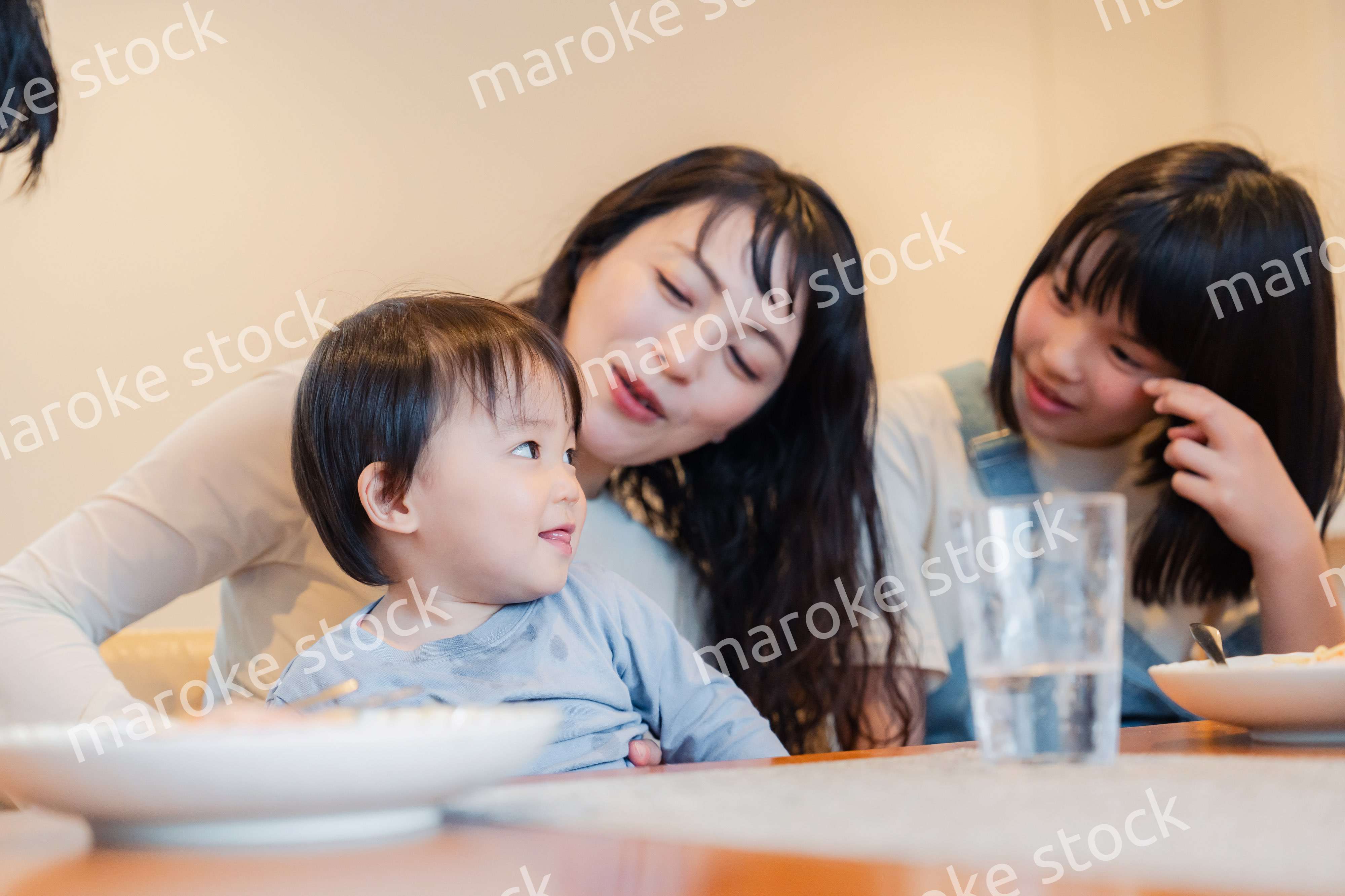 みんなでごはんを食べる大家族