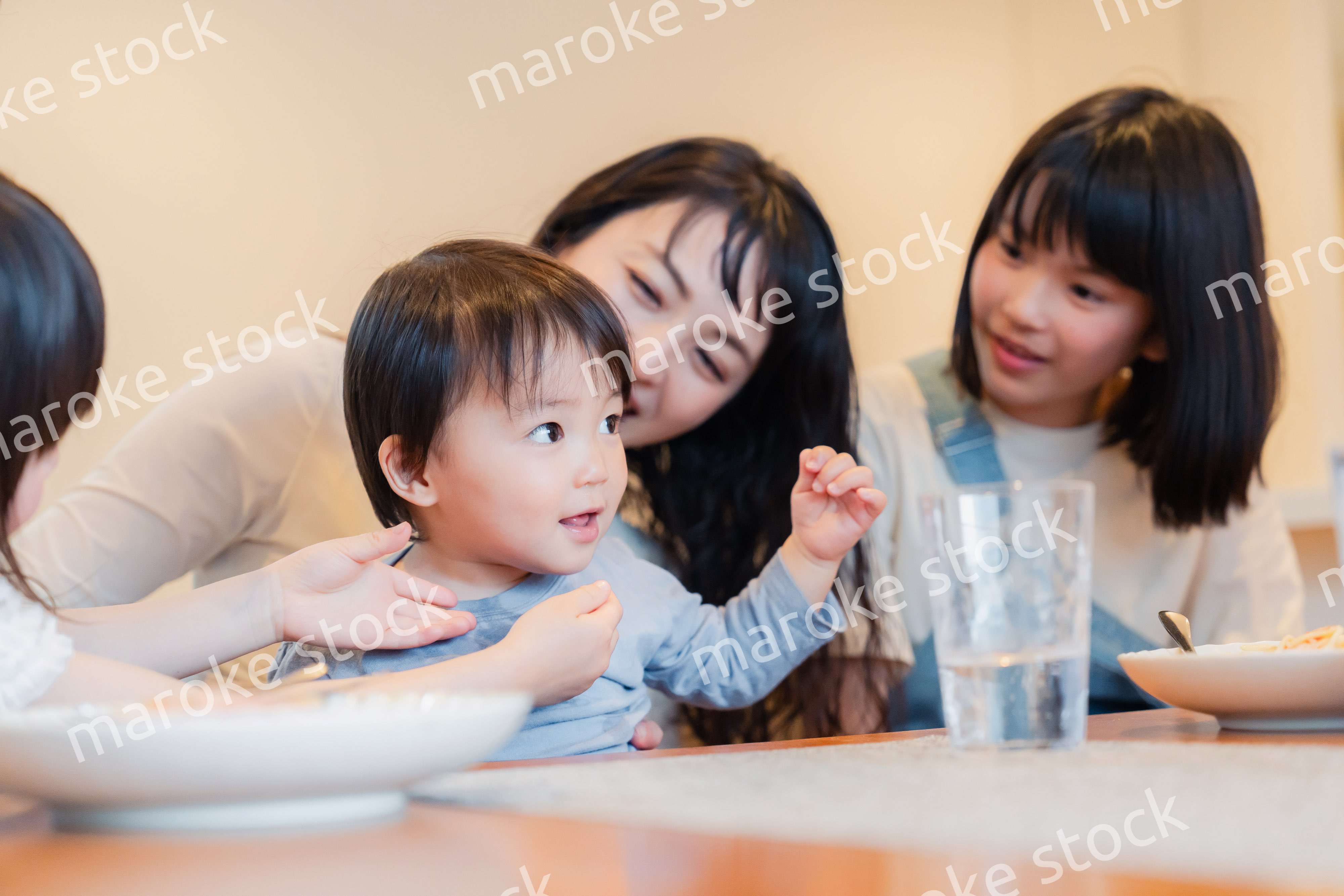 みんなでごはんを食べる大家族