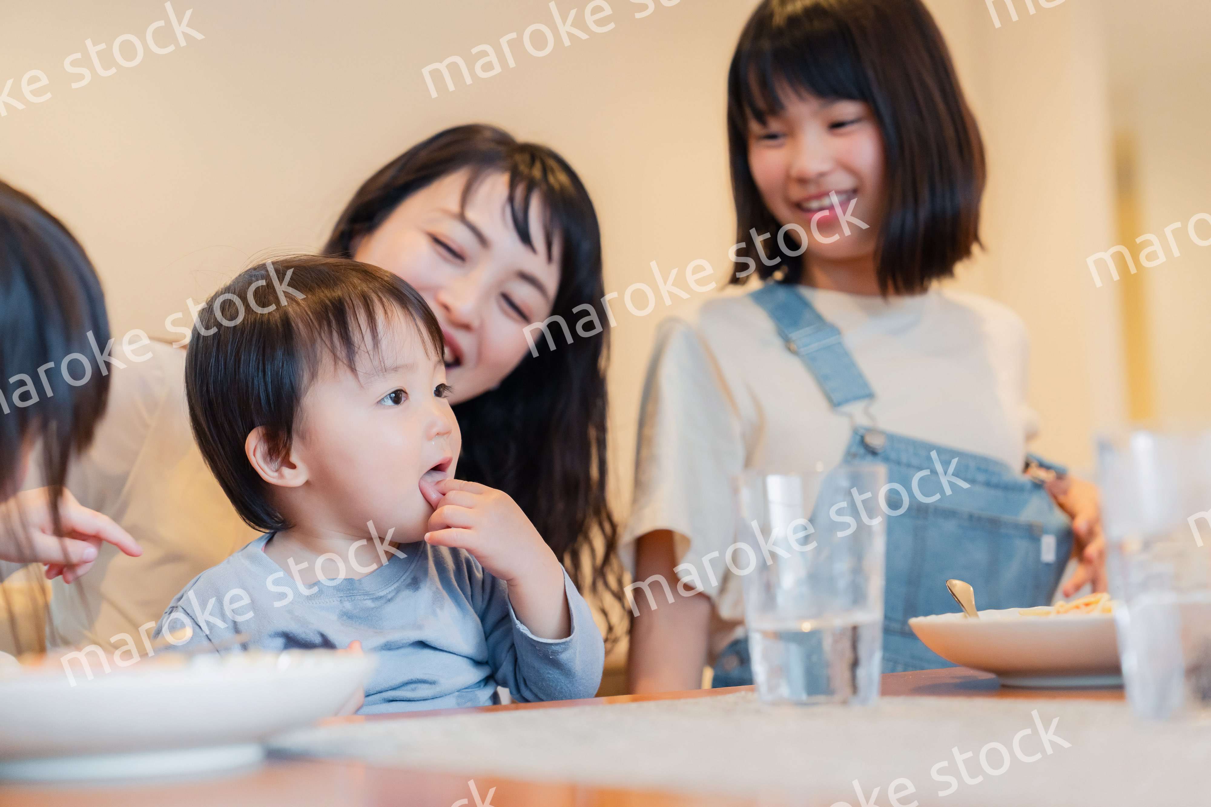 みんなでごはんを食べる大家族