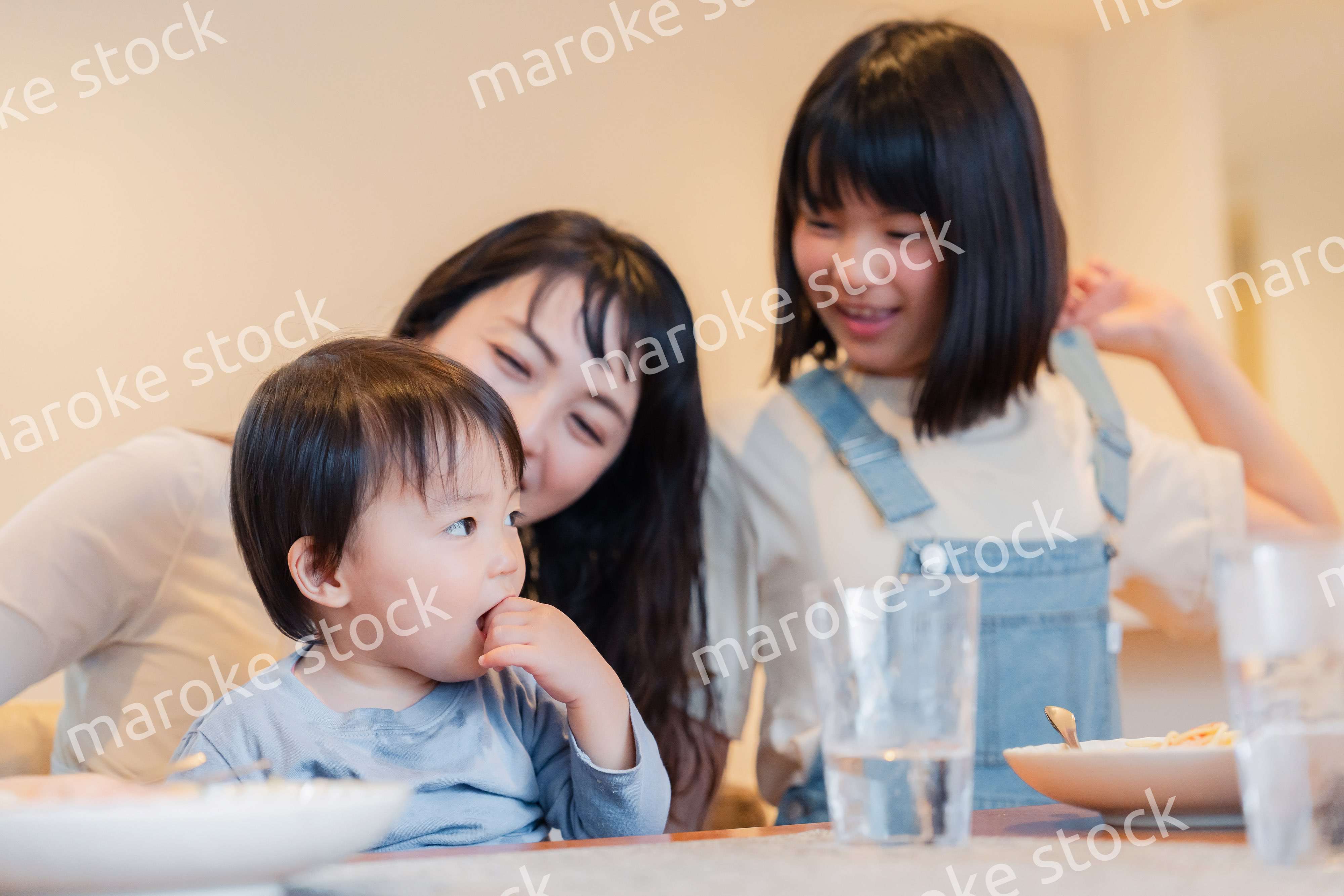 みんなでごはんを食べる大家族