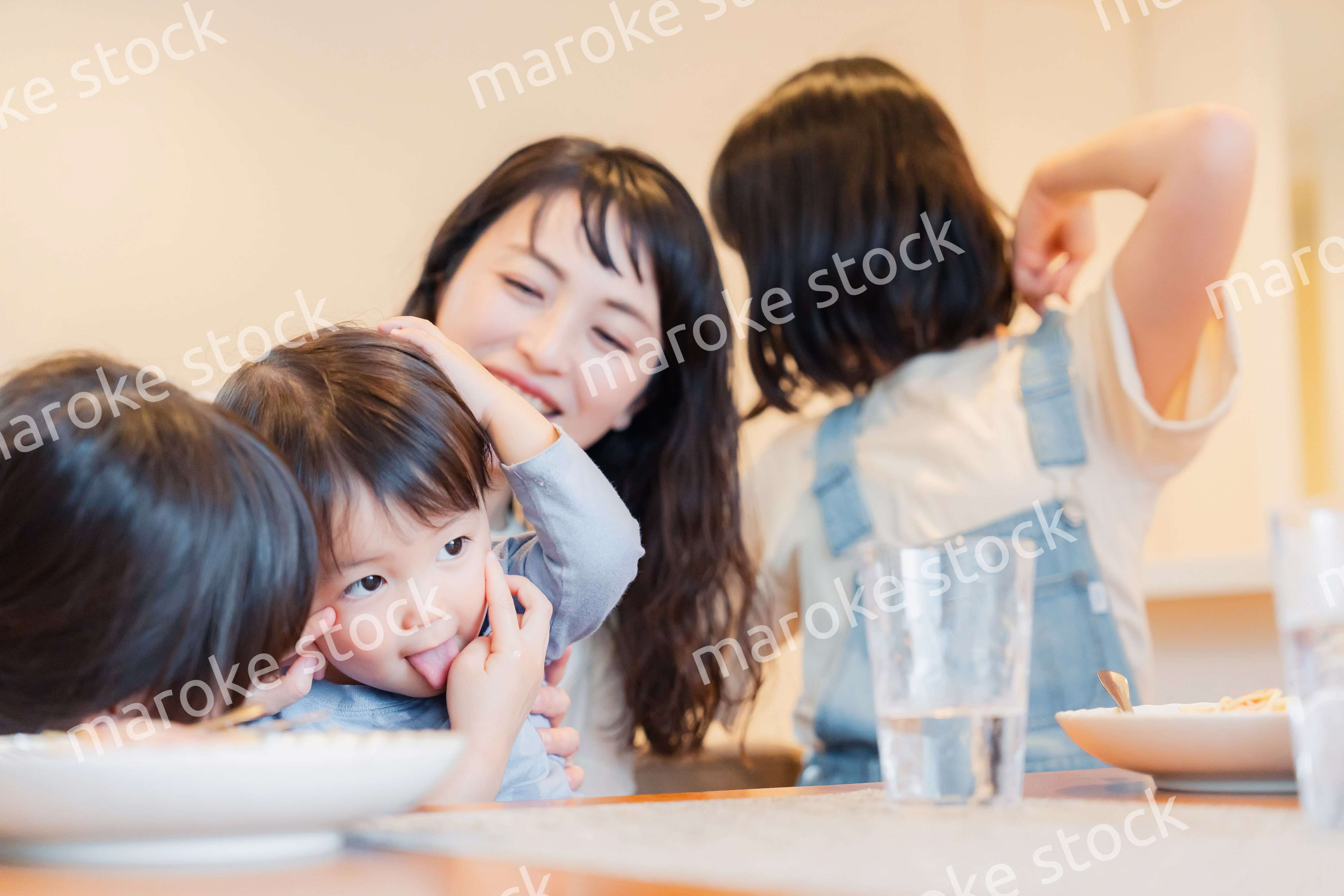 みんなでごはんを食べる大家族