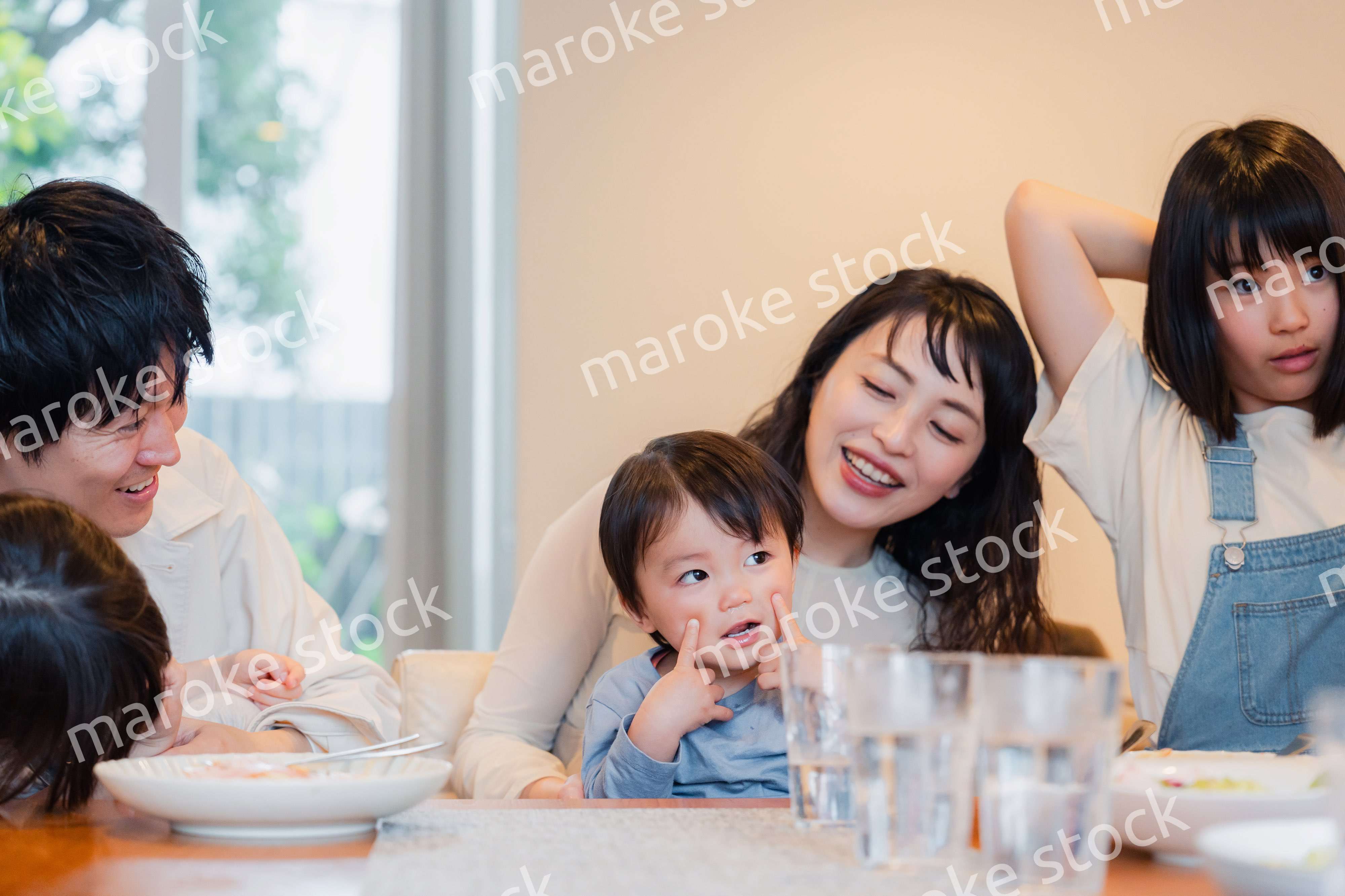 みんなでごはんを食べる大家族