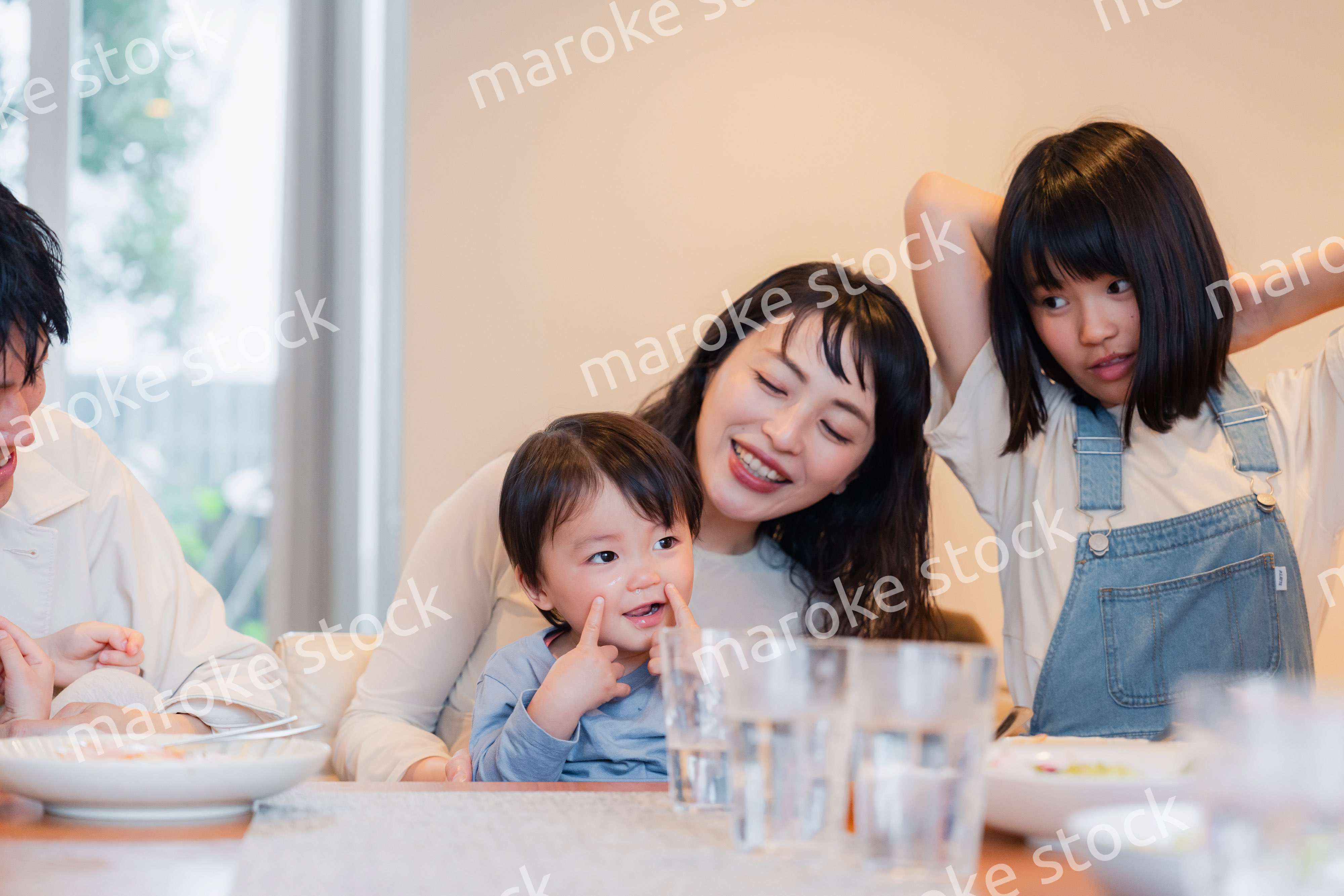 みんなでごはんを食べる大家族