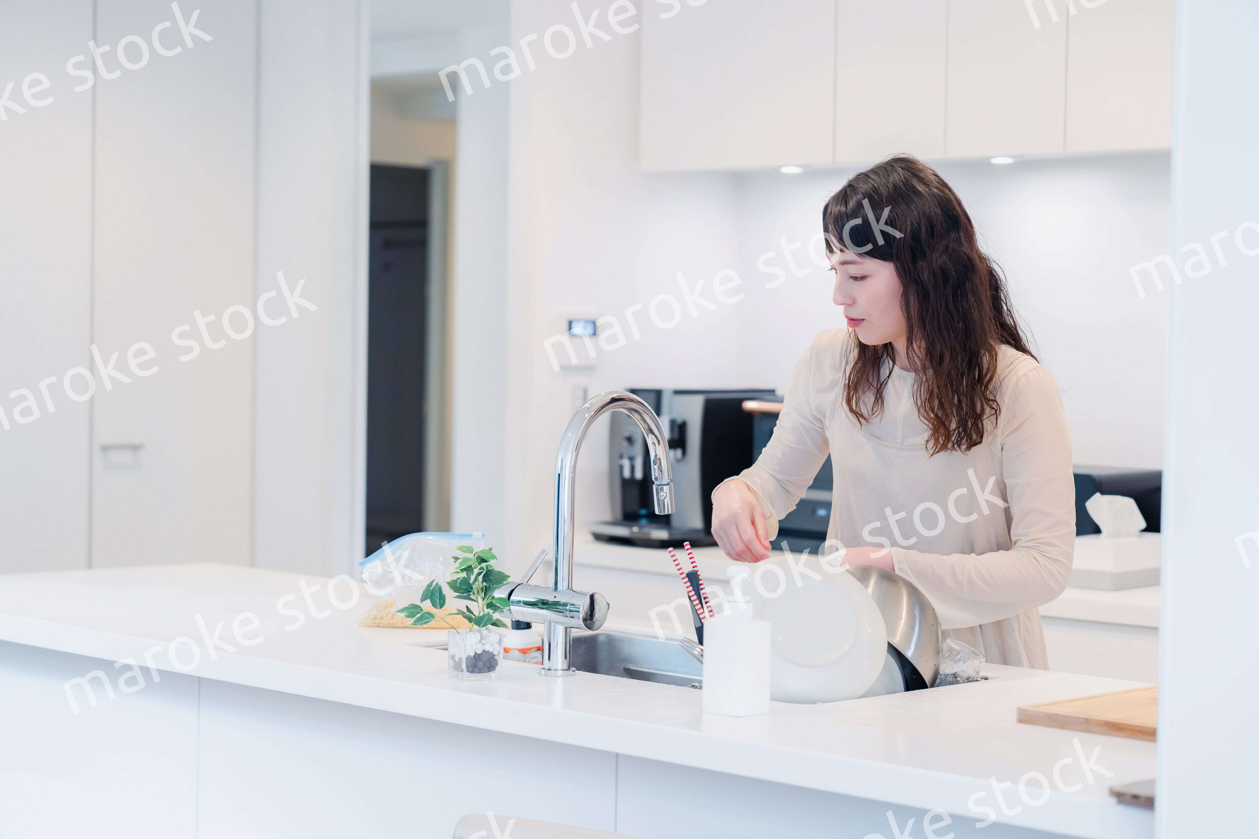 キッチンで忙しく家事をする主婦