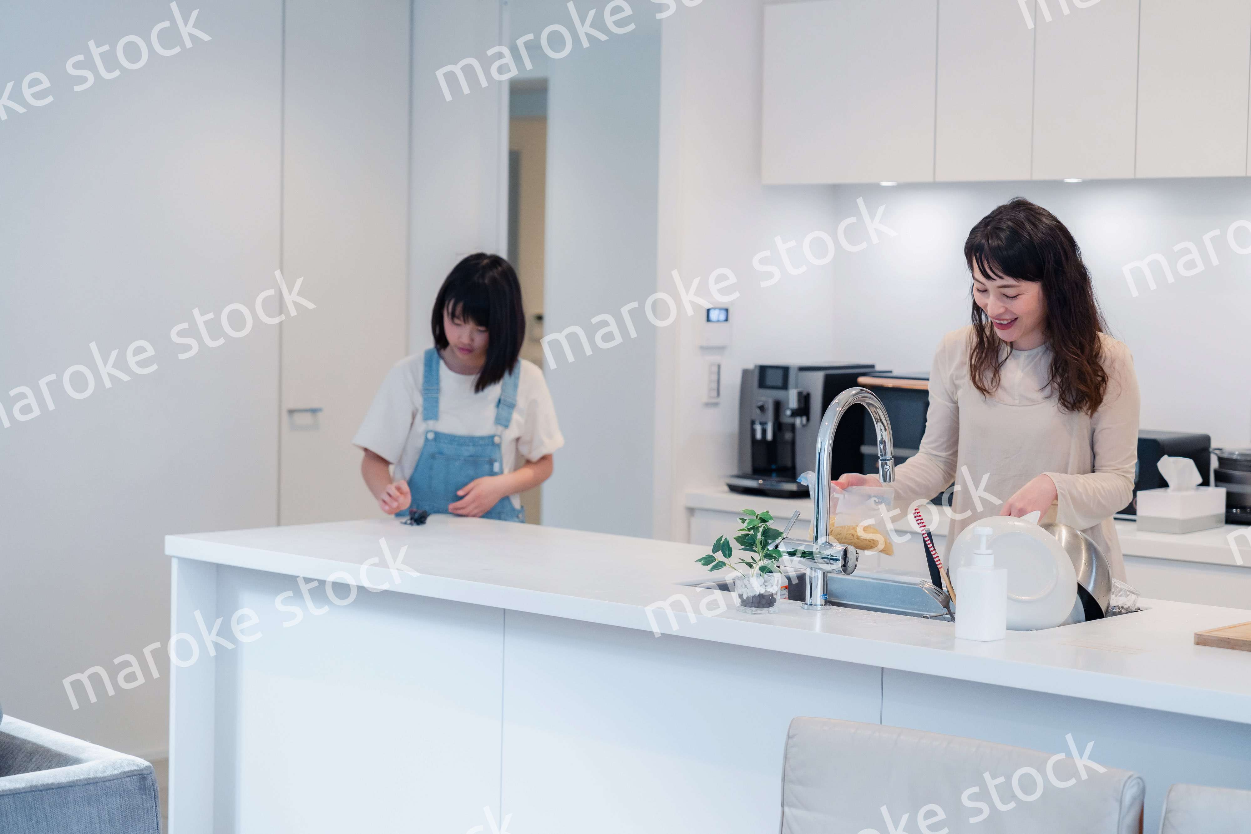 家事をしながら娘と話をするお母さん