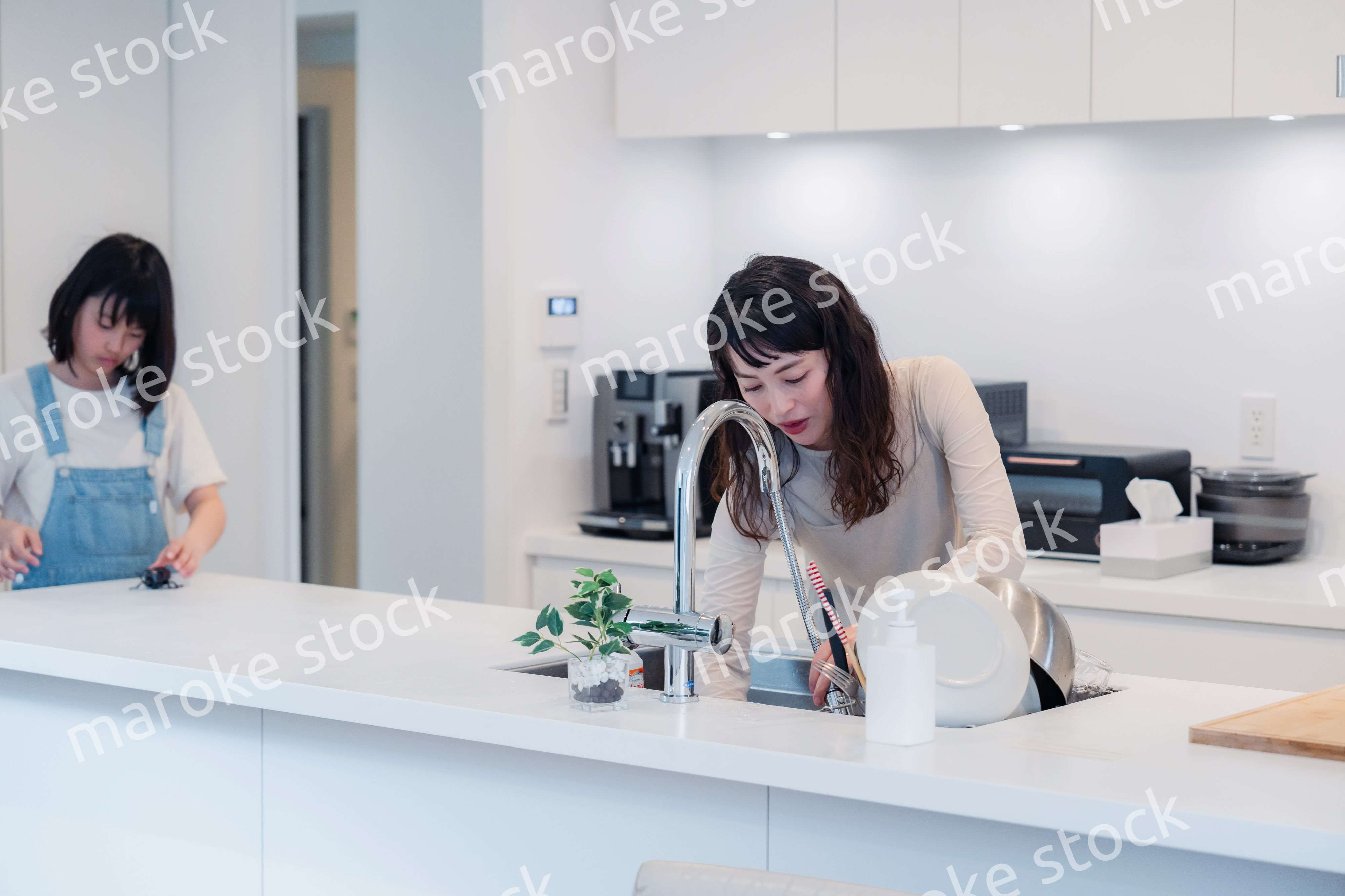 家事をしながら娘と話をするお母さん