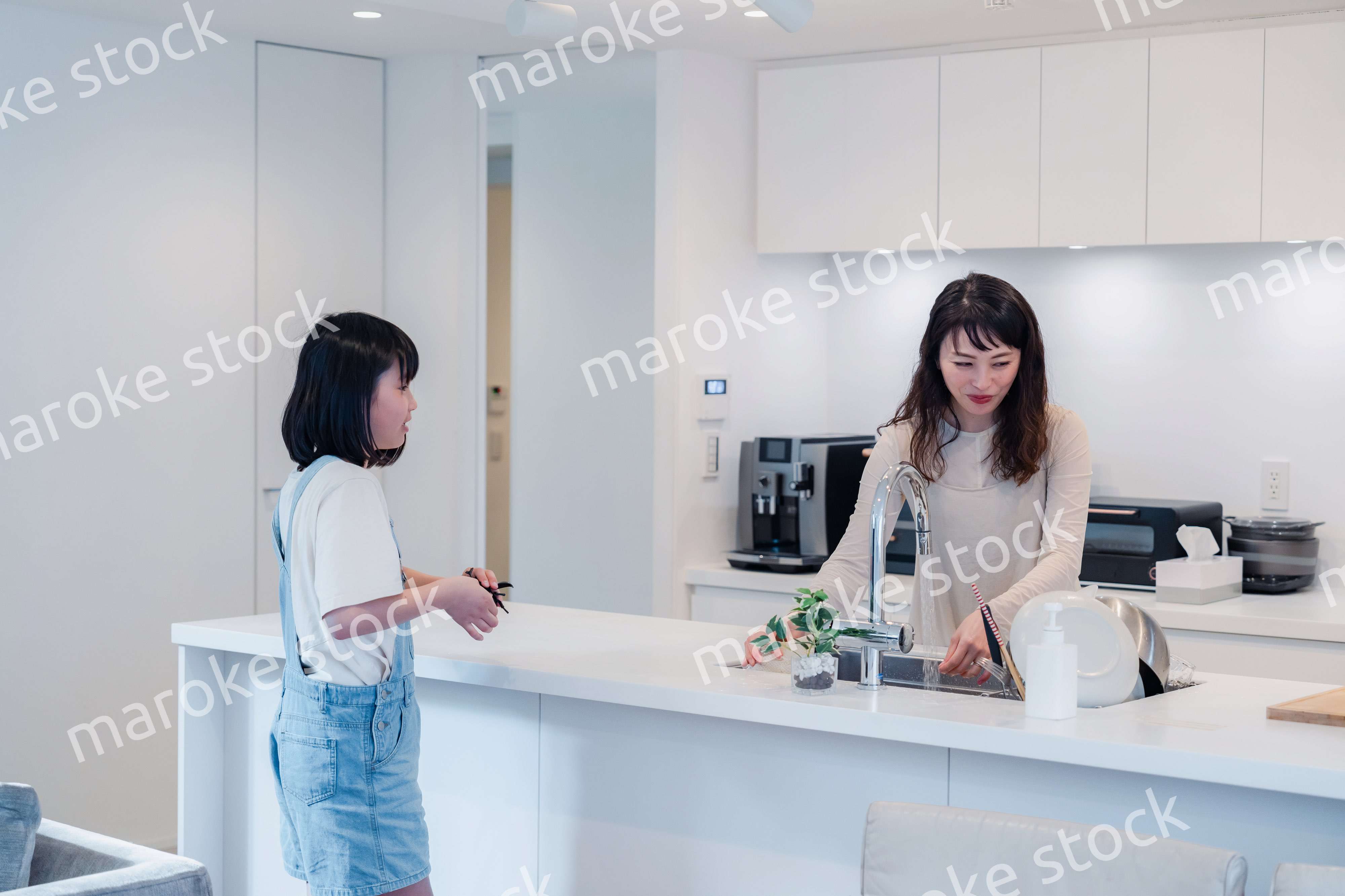 家事をしながら娘と話をするお母さん