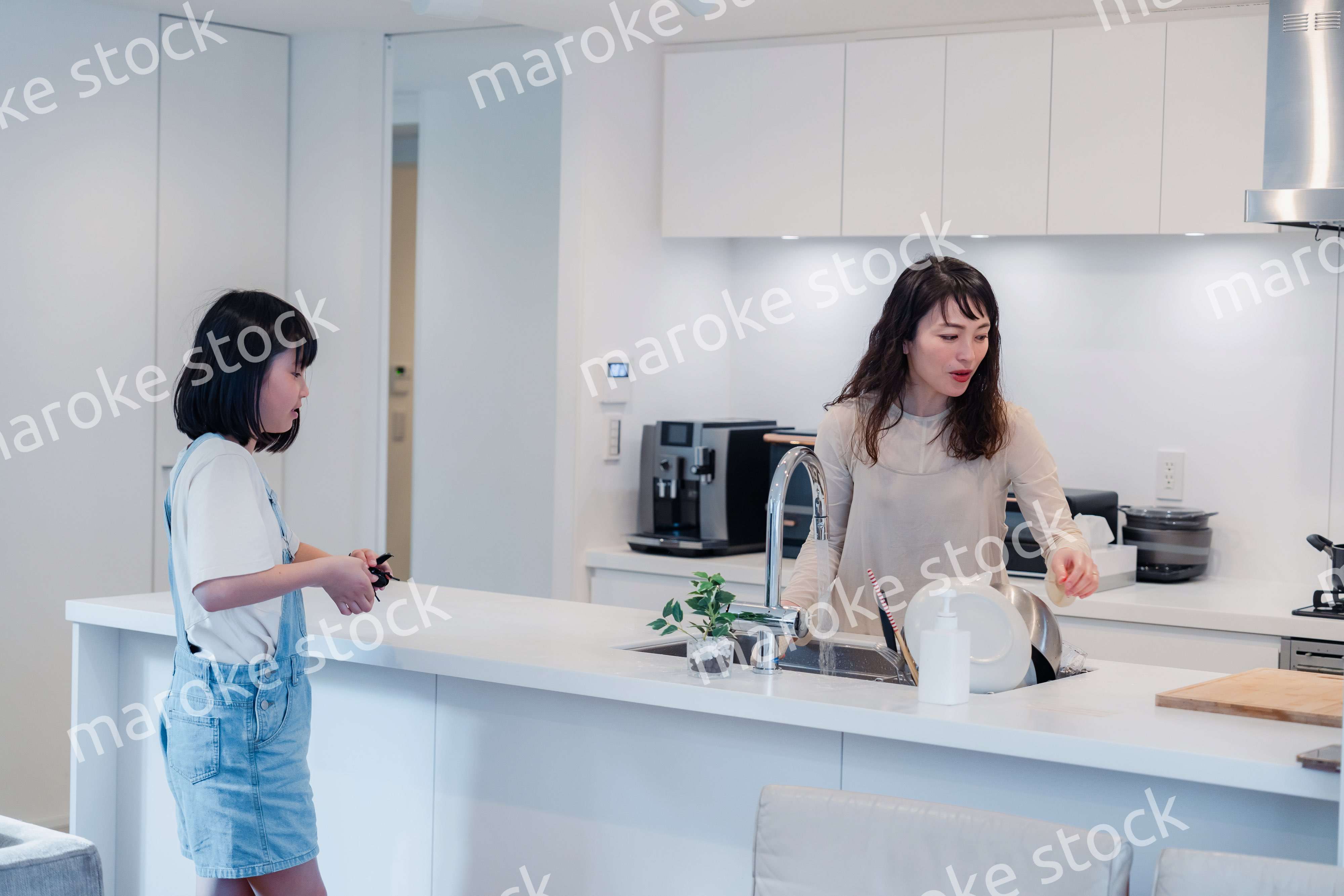 家事をしながら娘と話をするお母さん