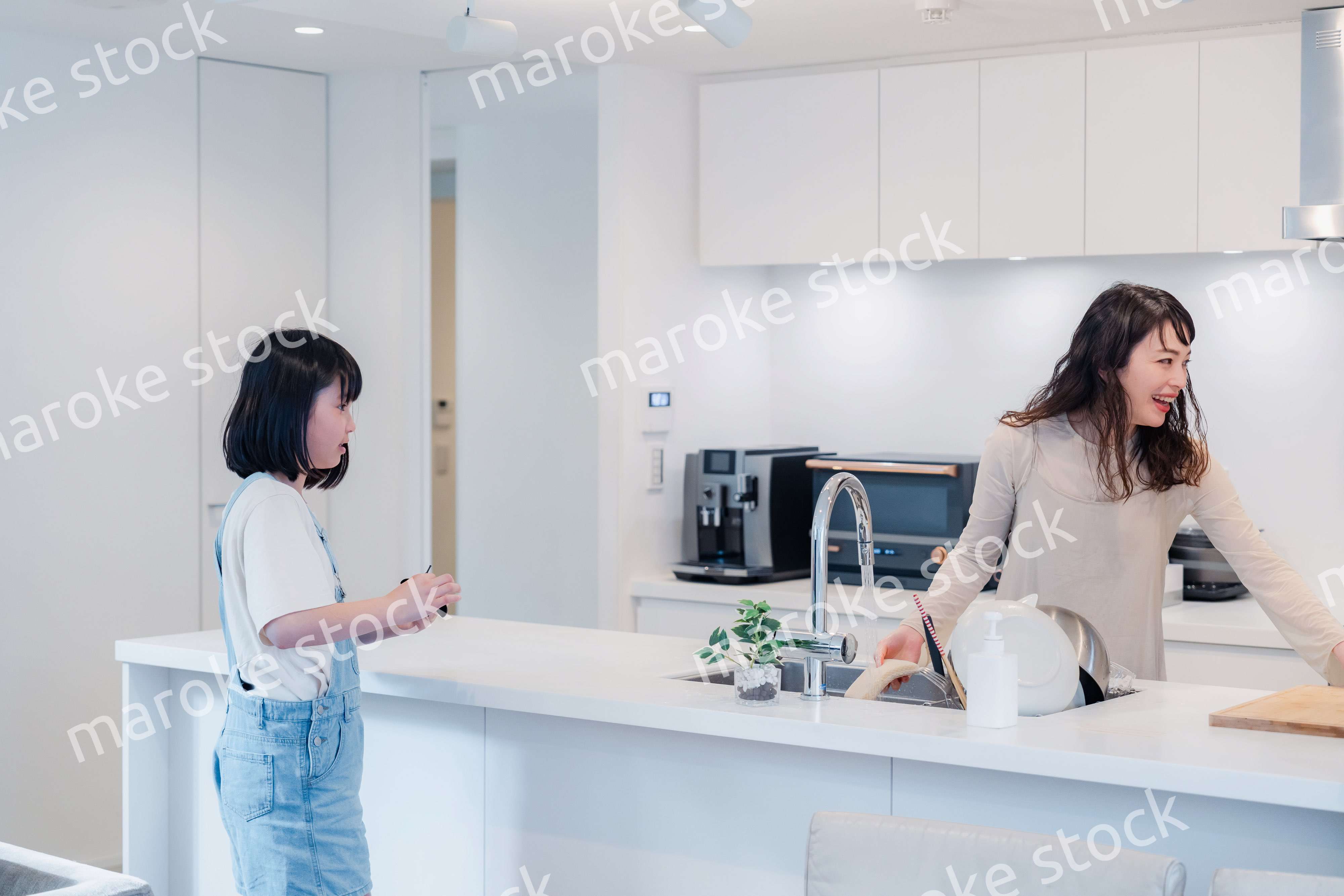 家事をしながら娘と話をするお母さん