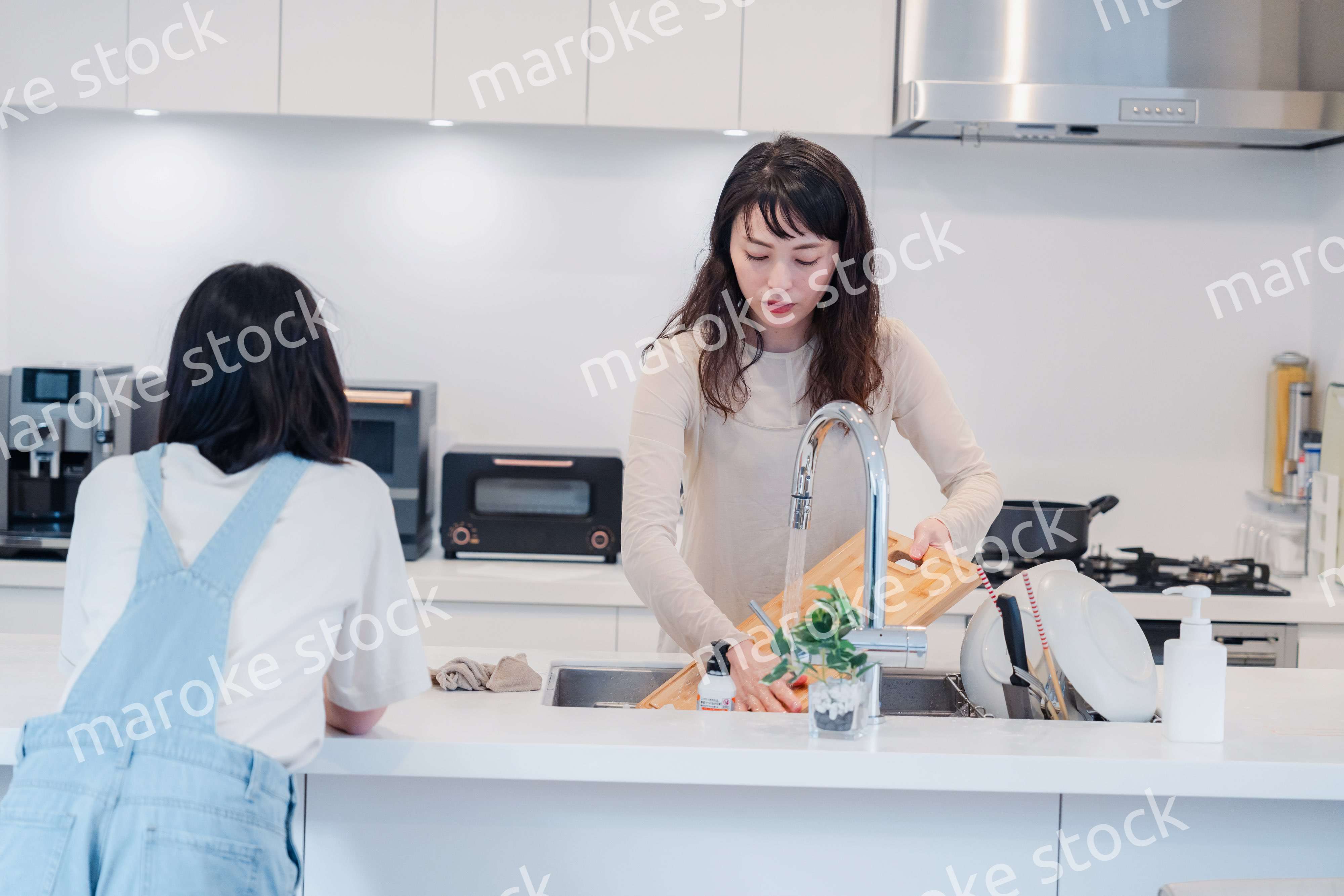 家事をしながら娘と話をするお母さん