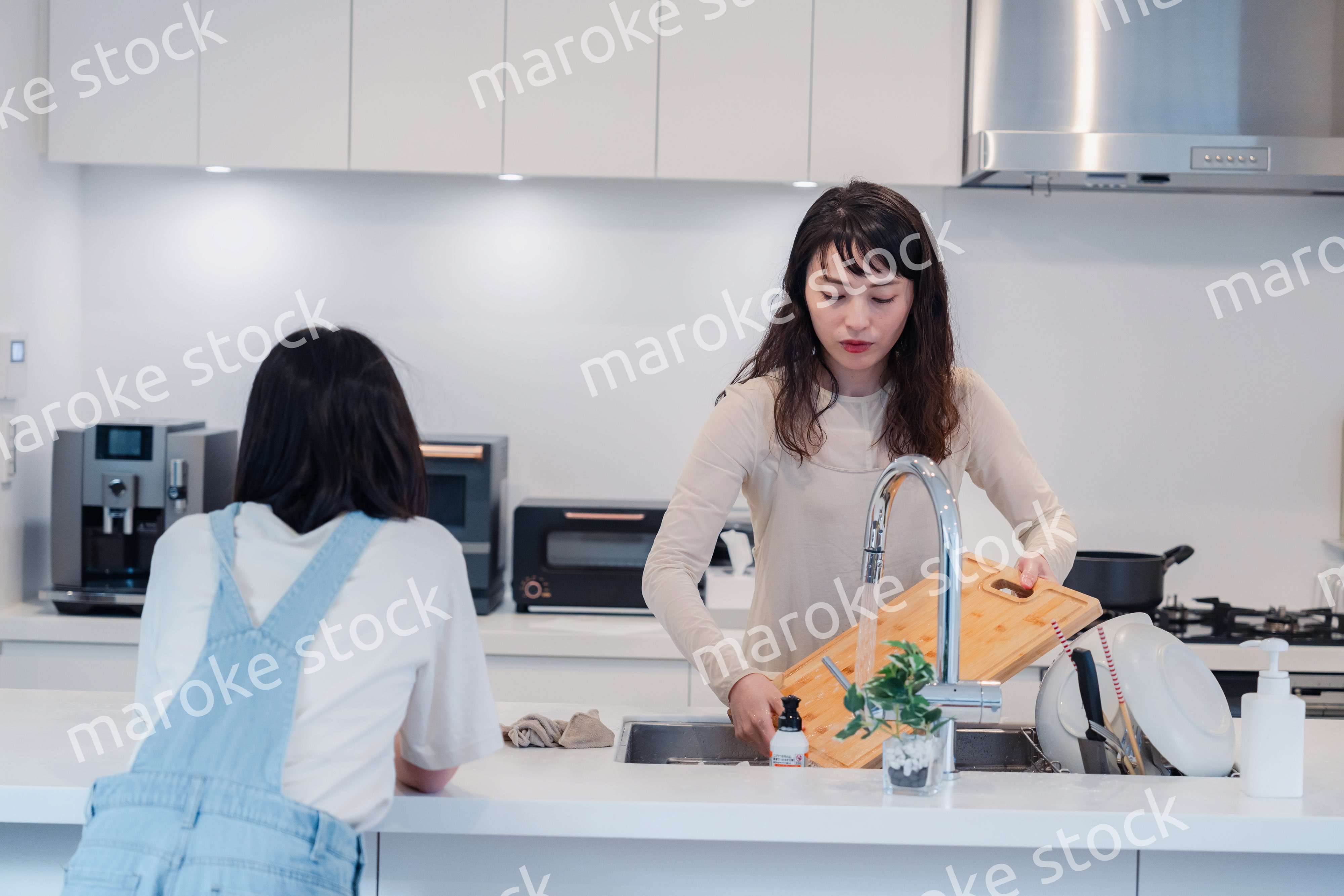 家事をしながら娘と話をするお母さん