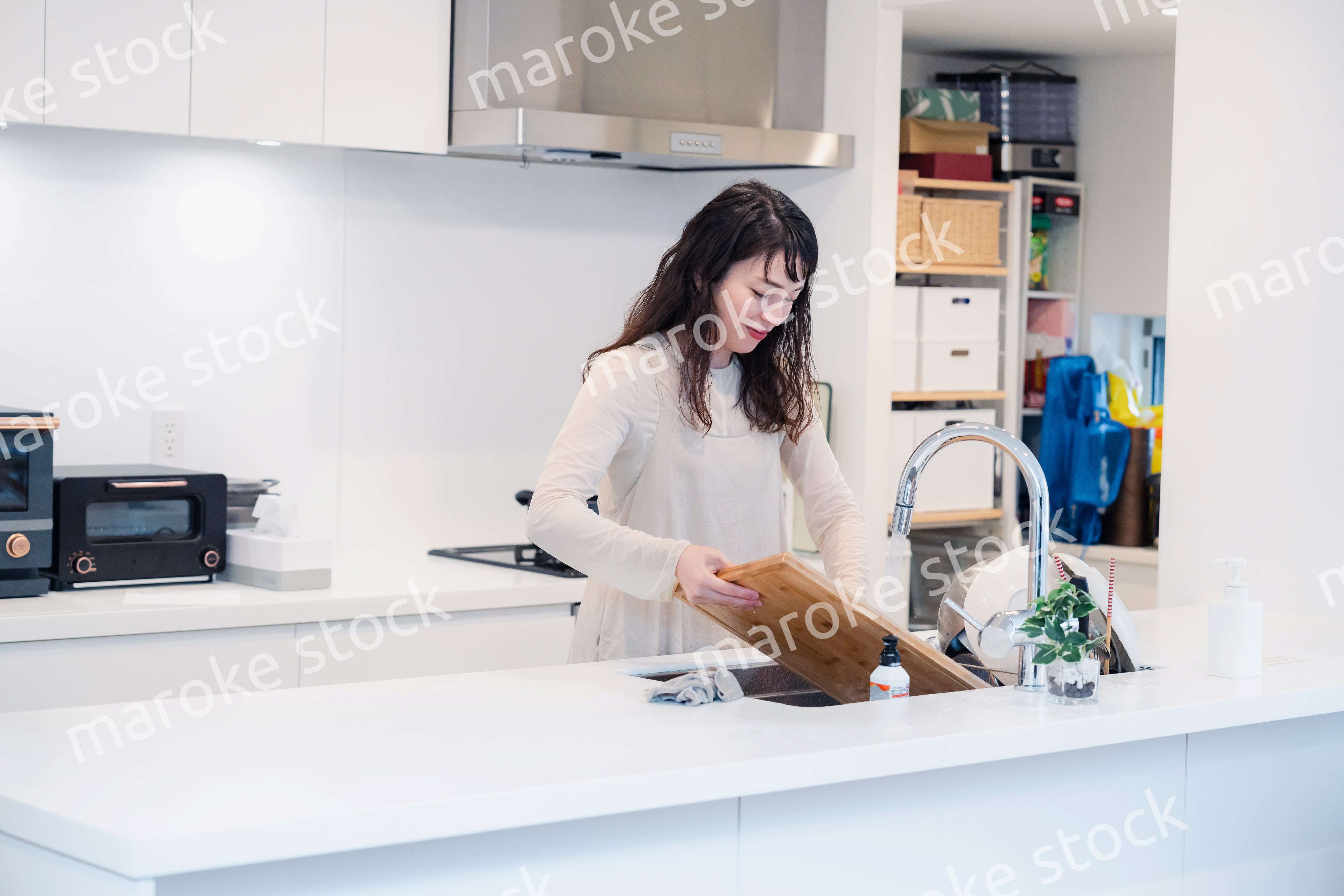 キッチンで洗い物をする主婦