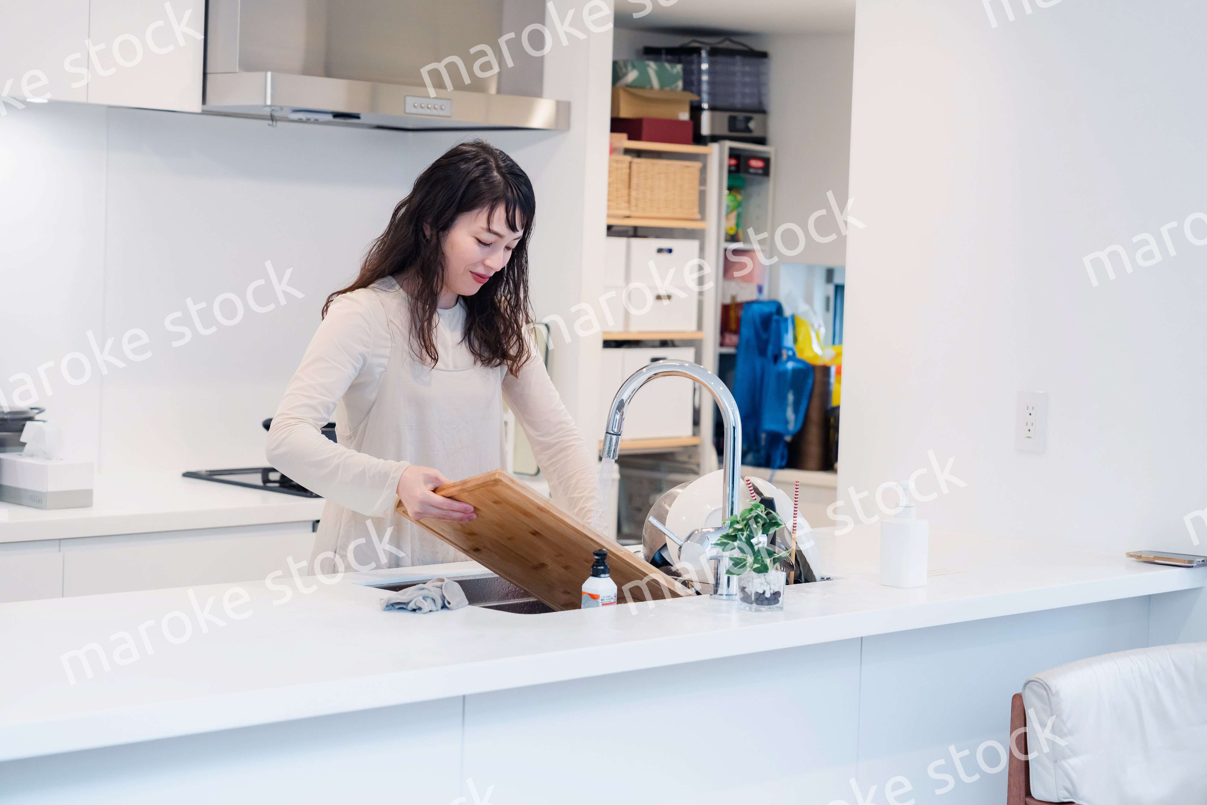 キッチンで洗い物をする主婦