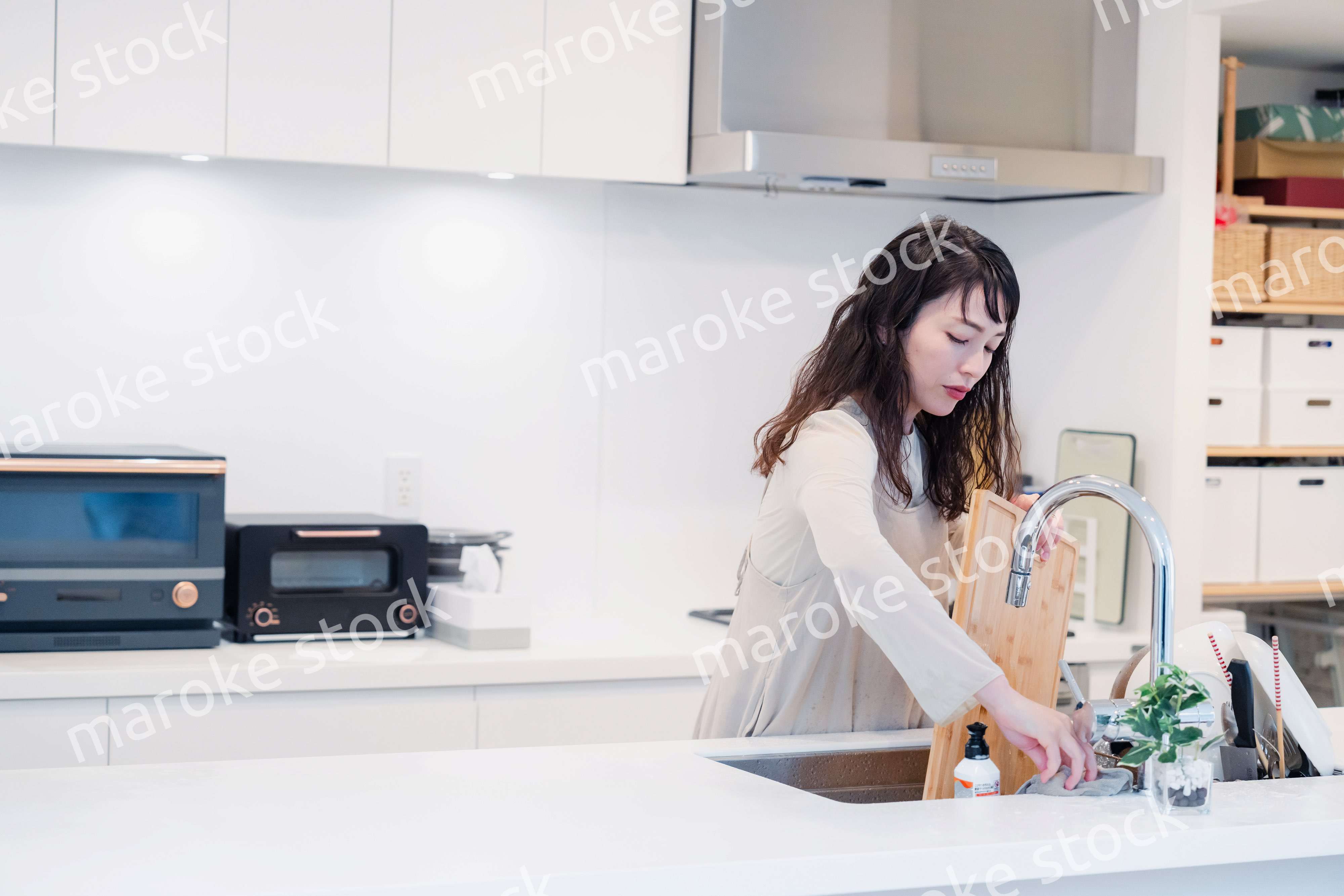 キッチンで洗い物をする主婦