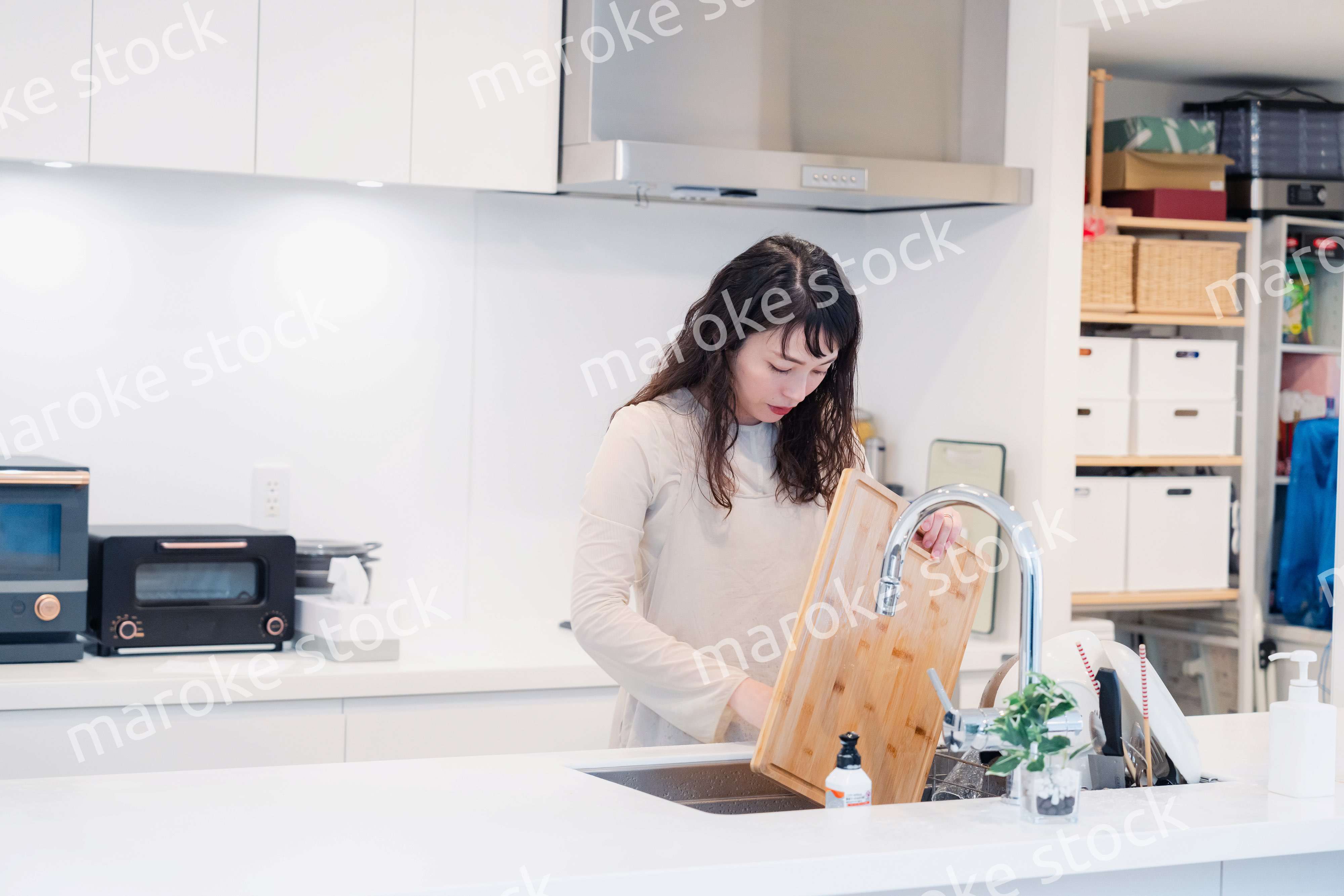 キッチンで洗い物をする主婦